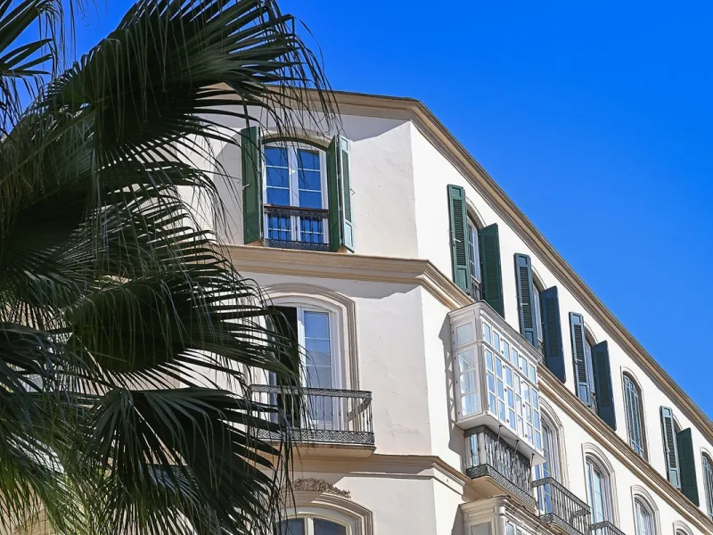 In the heart of Málaga's historic center, this absolutely exceptional property is located. The building, constructed in 1900, was rehabilitated by a renowned Spanish architect, respecting its original essence while incorporating high-quality finishes and 
