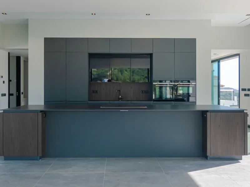 Stunning Modern Villa with 7 Bedrooms and Panoramic Sea and Mountain Views in Los Arqueros, Benahavís