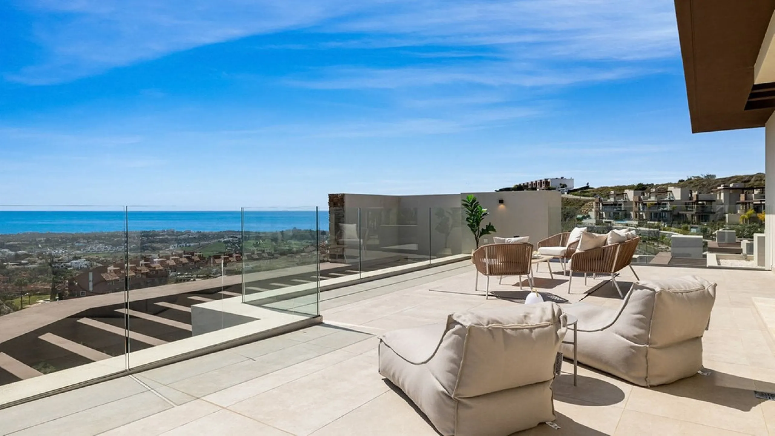 Contemporary villa with panoramic views of the Mediterranean and La Concha.