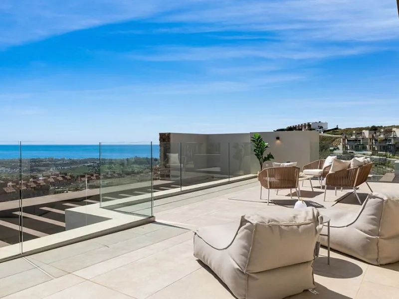 Contemporary villa with panoramic views of the Mediterranean and La Concha.