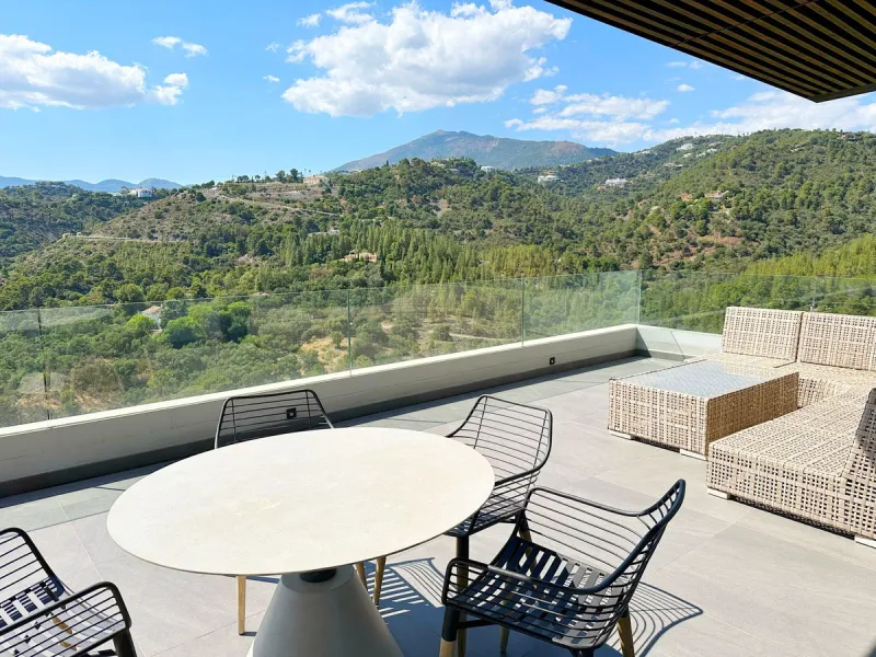 Stunning Modern Villa with 7 Bedrooms and Panoramic Sea and Mountain Views in Los Arqueros, Benahavís