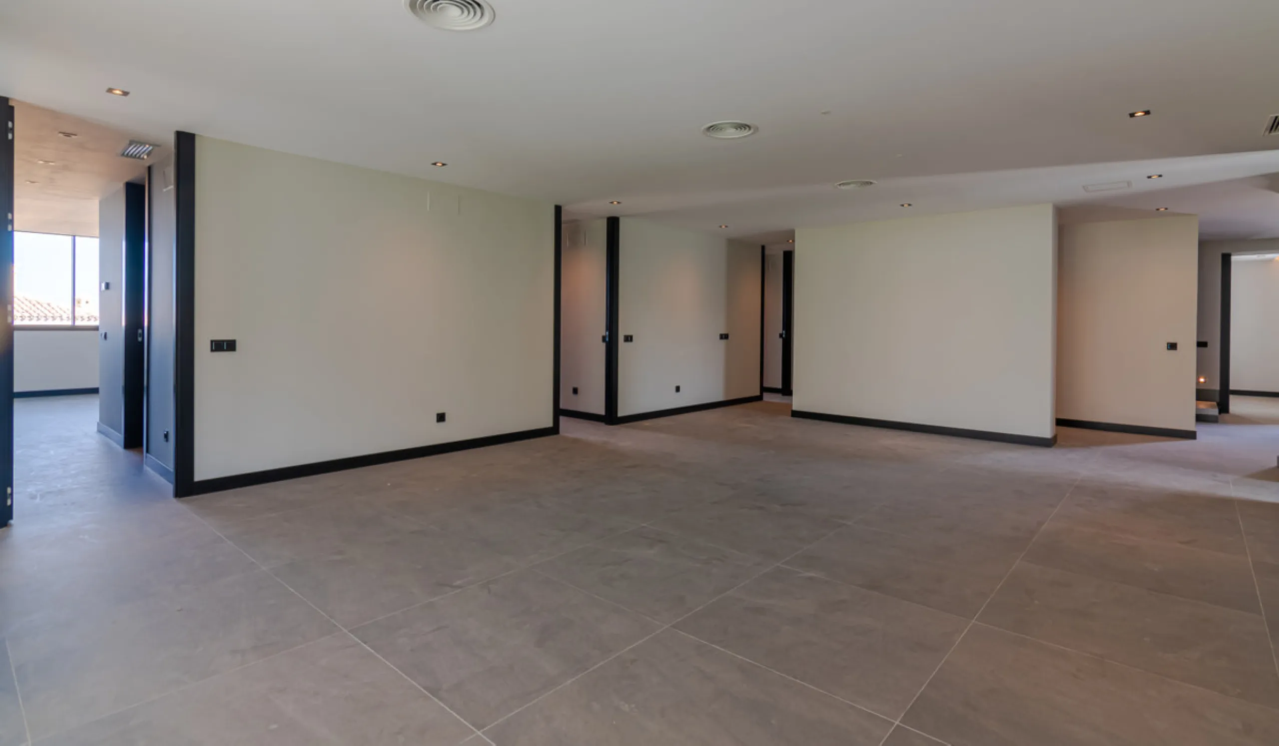 Stunning Modern Villa with 7 Bedrooms and Panoramic Sea and Mountain Views in Los Arqueros, Benahavís
