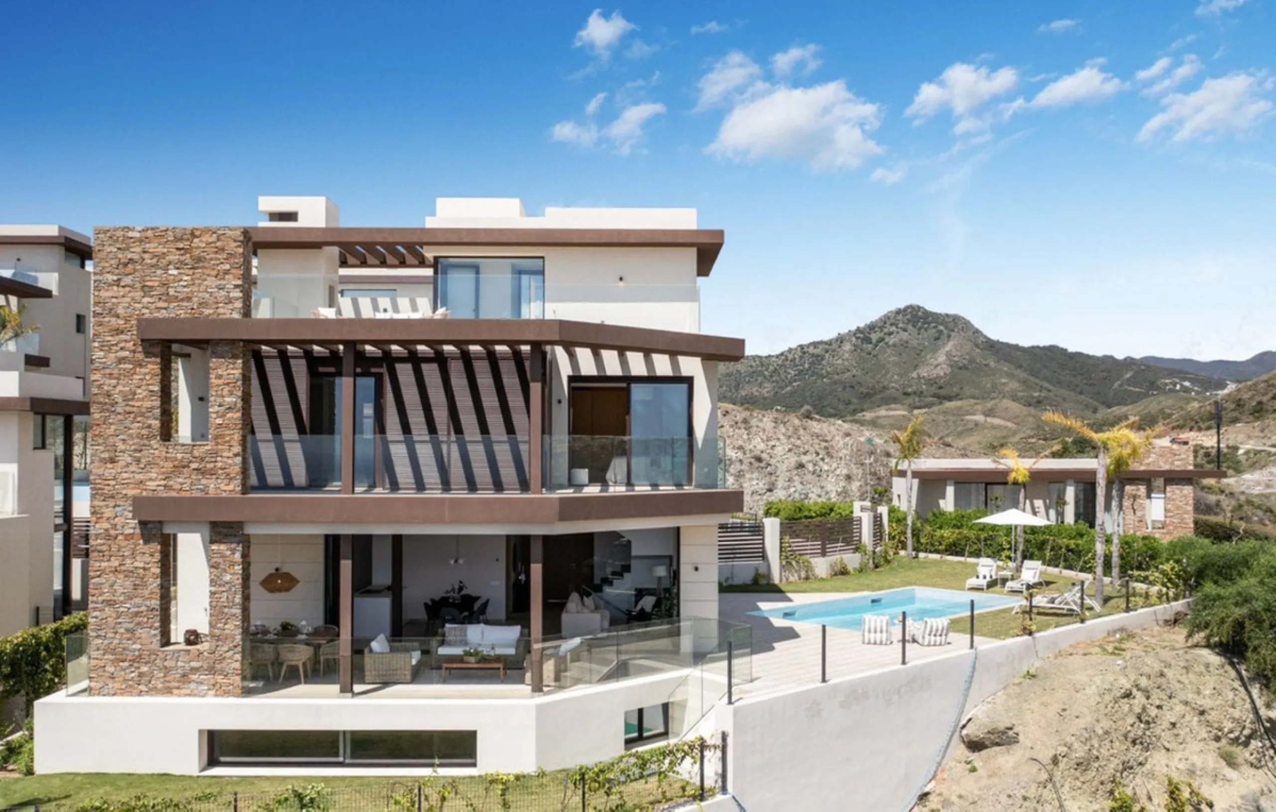 Contemporary villa with panoramic views of the Mediterranean and La Concha.