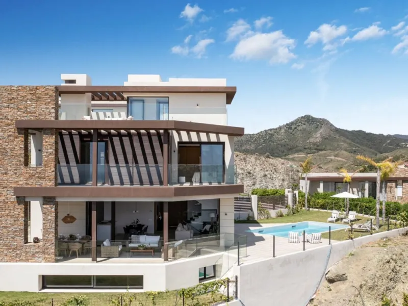 Contemporary villa with panoramic views of the Mediterranean and La Concha.