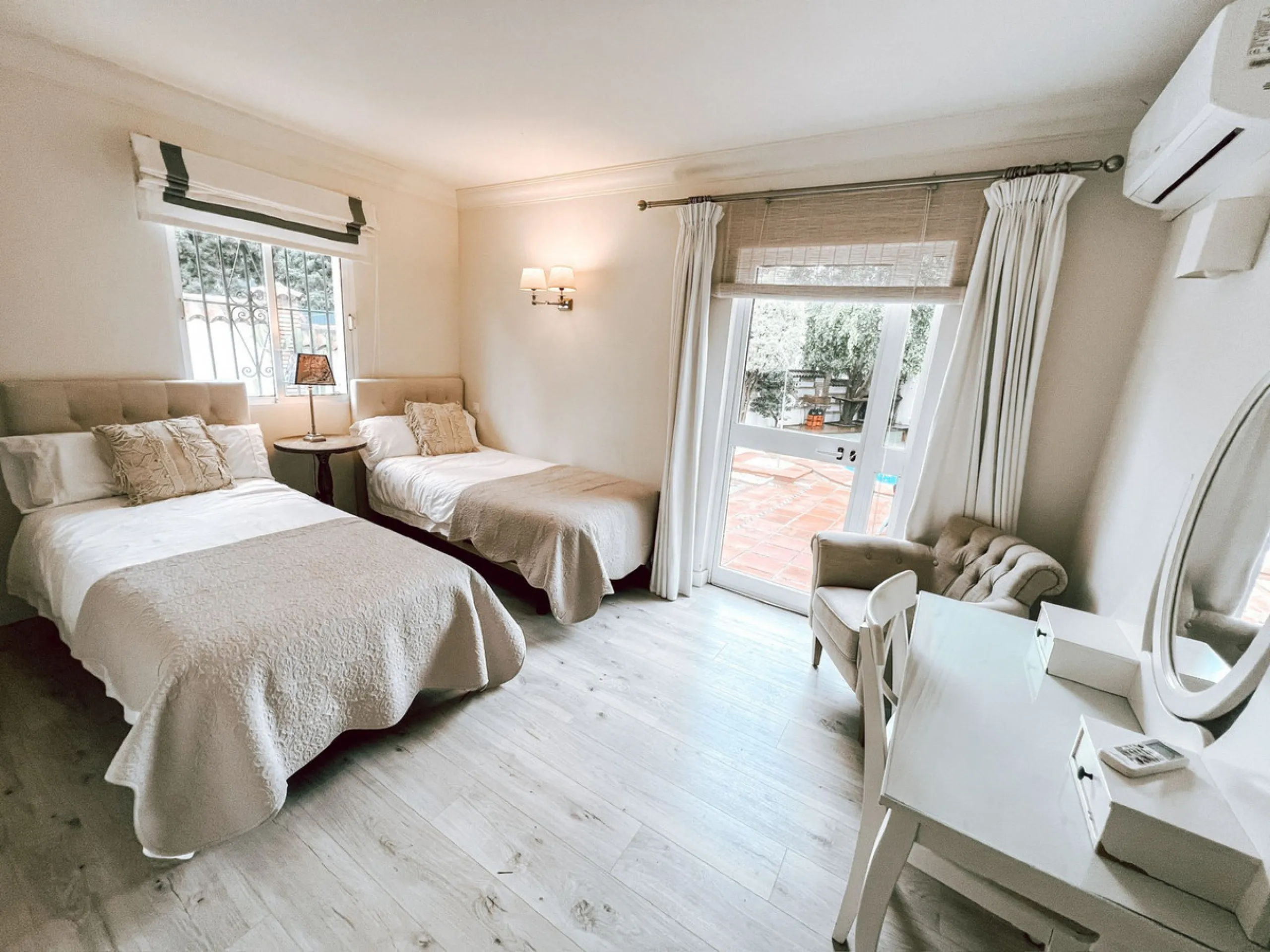 Diese außergewöhnliche Villa in der begehrten Wohngegend Los Jazmines von San Pedro de Alcantara, Malaga, bietet eine ausgezeichnete Gelegenheit für Wohnzwecke oder eine rentable Investition. Das Objekt verfügt über einen gültigen