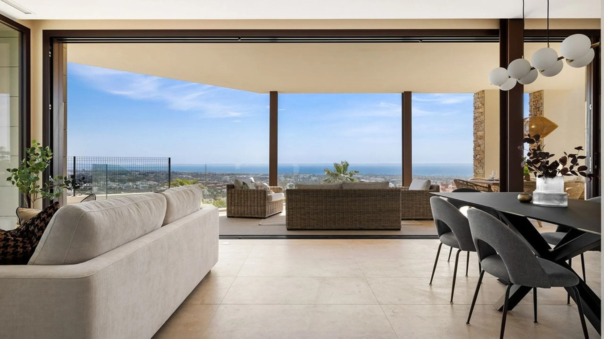 Contemporary villa with panoramic views of the Mediterranean and La Concha.