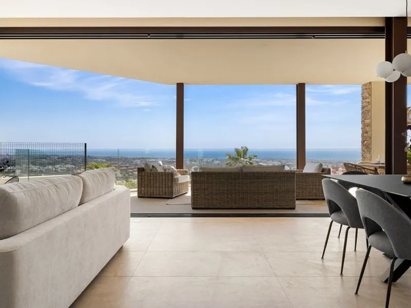 Contemporary villa with panoramic views of the Mediterranean and La Concha.