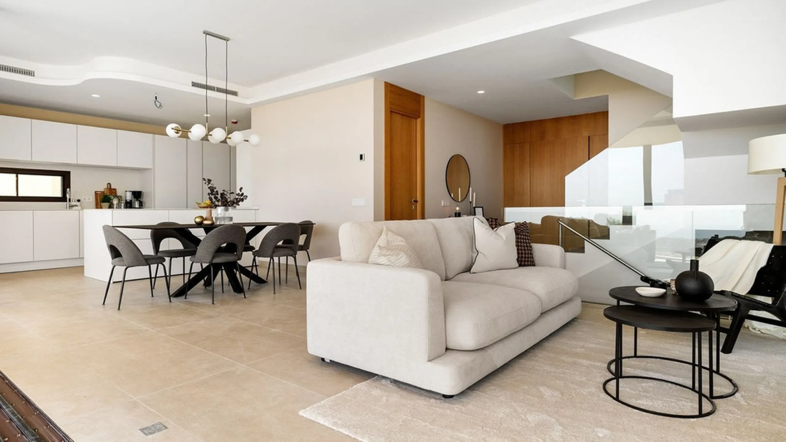 Contemporary villa with panoramic views of the Mediterranean and La Concha.