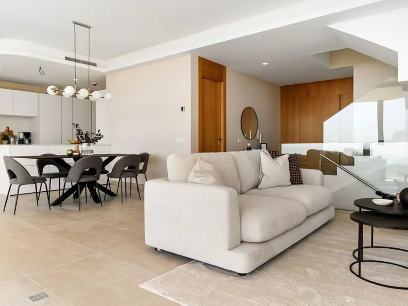 Contemporary villa with panoramic views of the Mediterranean and La Concha.