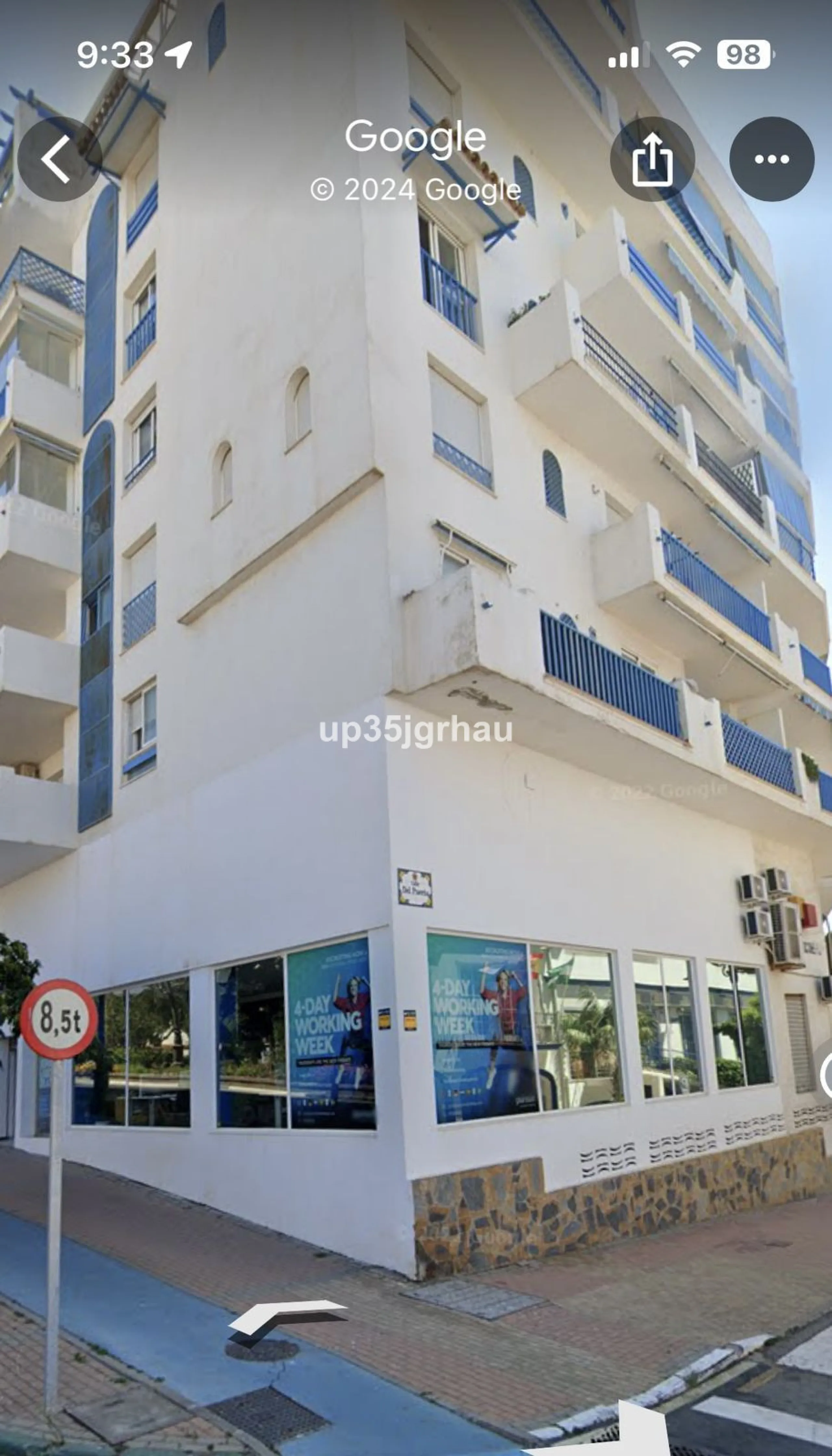 FANTASTIC LOCAL LOCATED IN THE BEST COMMERCIAL AREA.
