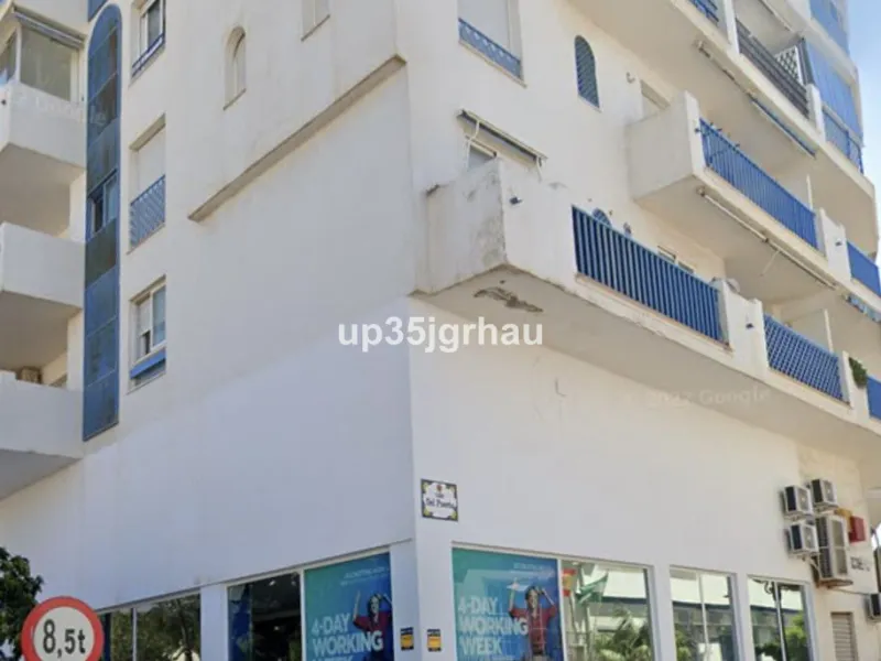 FANTASTIC LOCAL LOCATED IN THE BEST COMMERCIAL AREA.