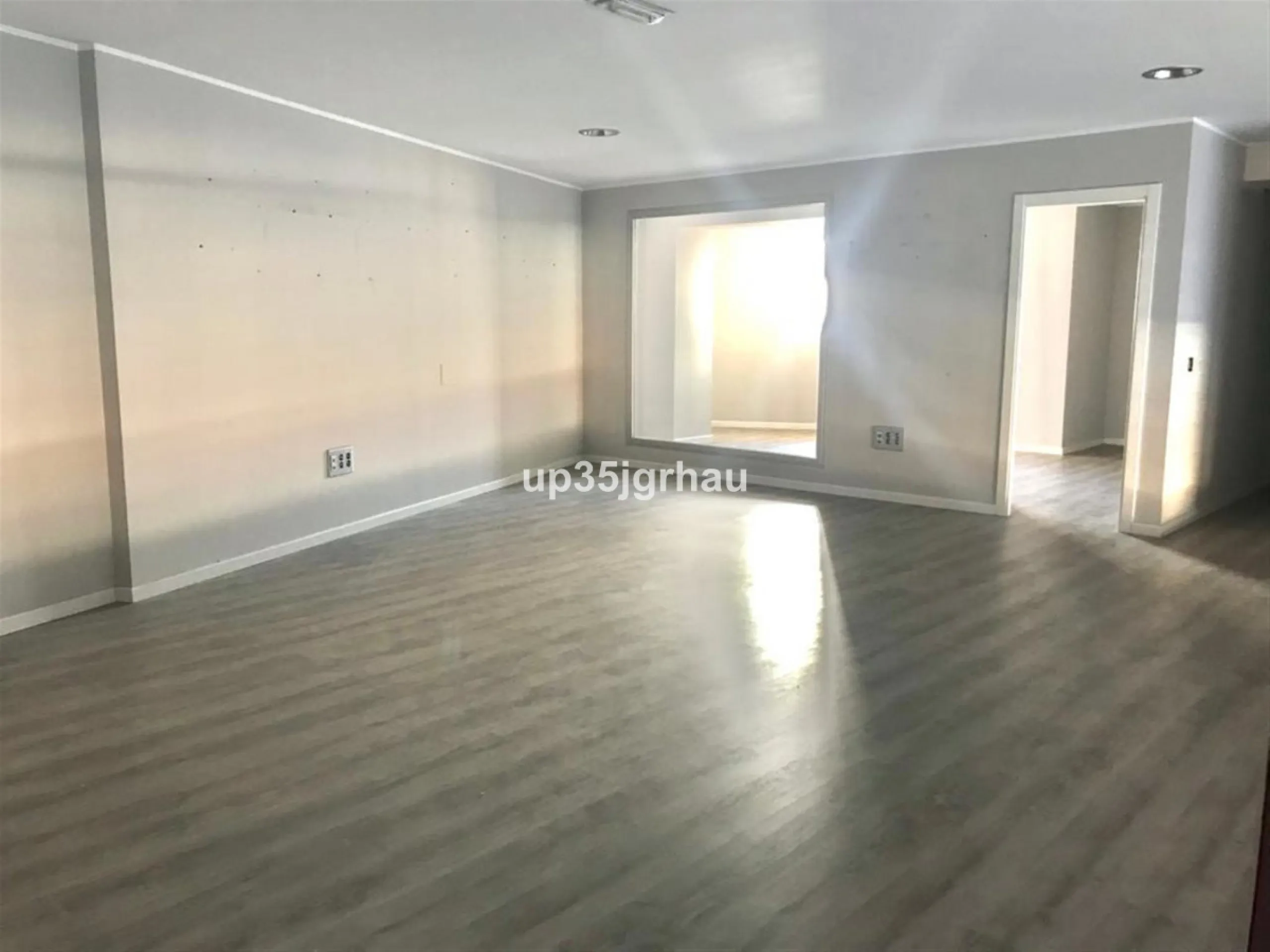 FANTASTIC LOCAL LOCATED IN THE BEST COMMERCIAL AREA.