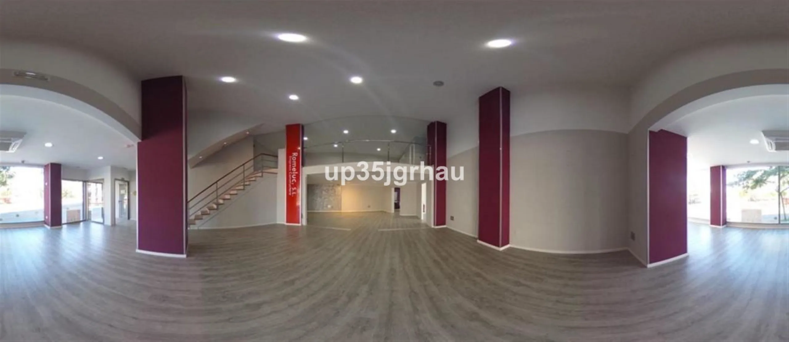 FANTASTIC LOCAL LOCATED IN THE BEST COMMERCIAL AREA.