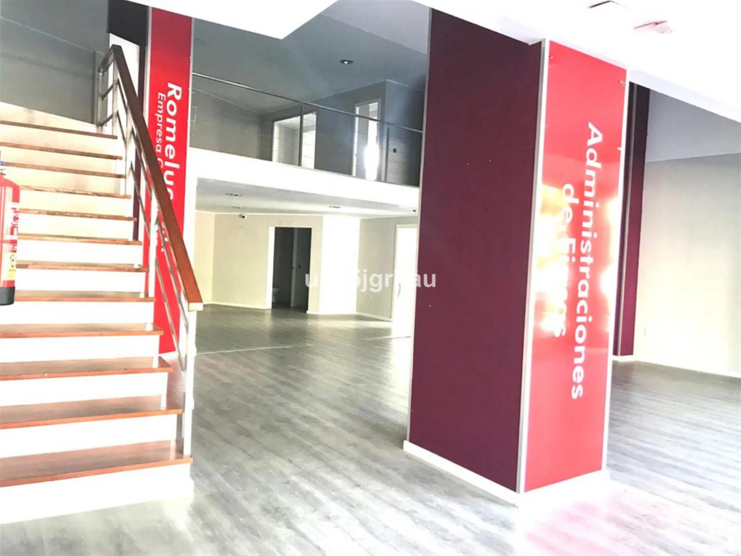 FANTASTIC LOCAL LOCATED IN THE BEST COMMERCIAL AREA.