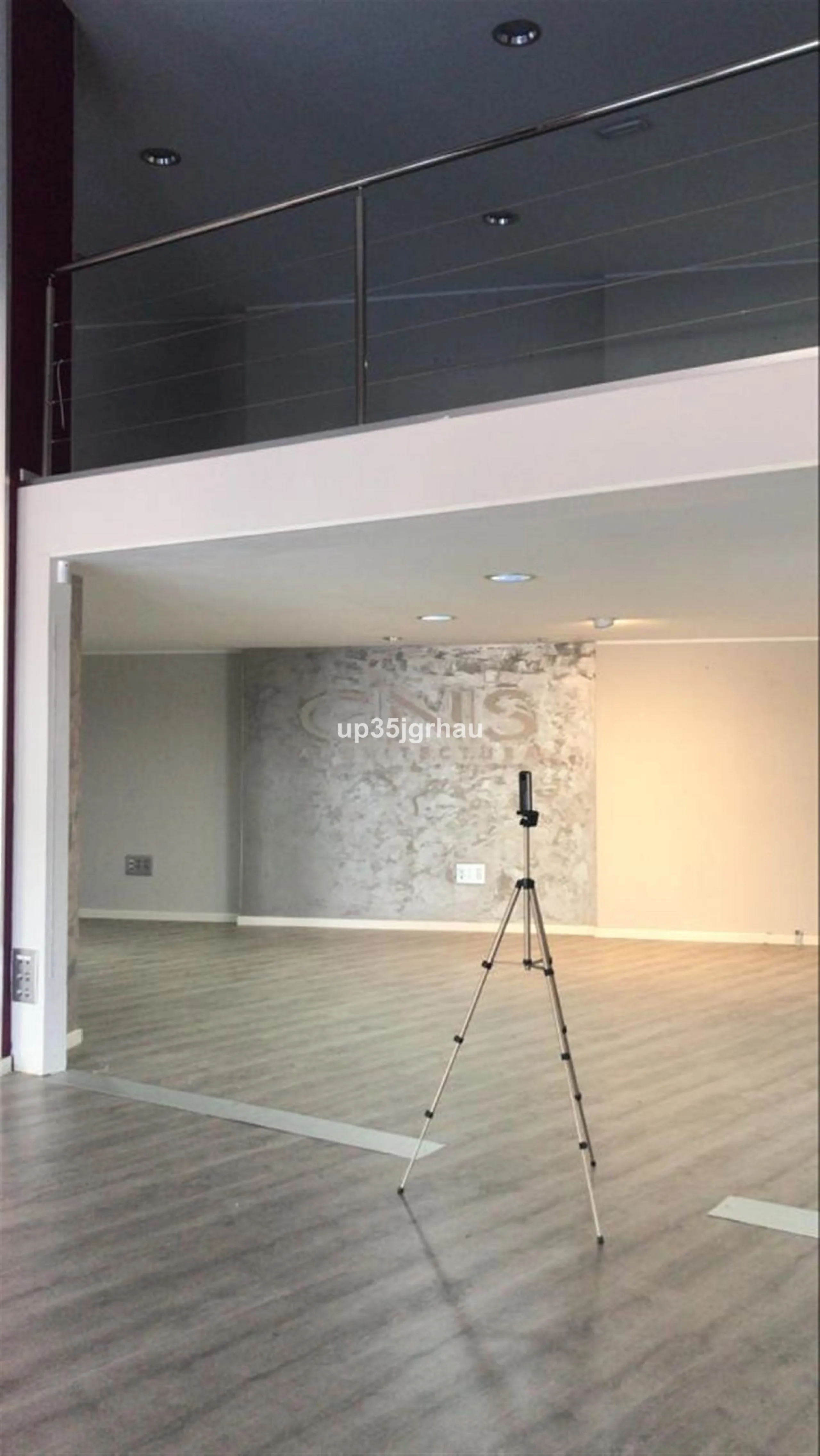 FANTASTIC LOCAL LOCATED IN THE BEST COMMERCIAL AREA.