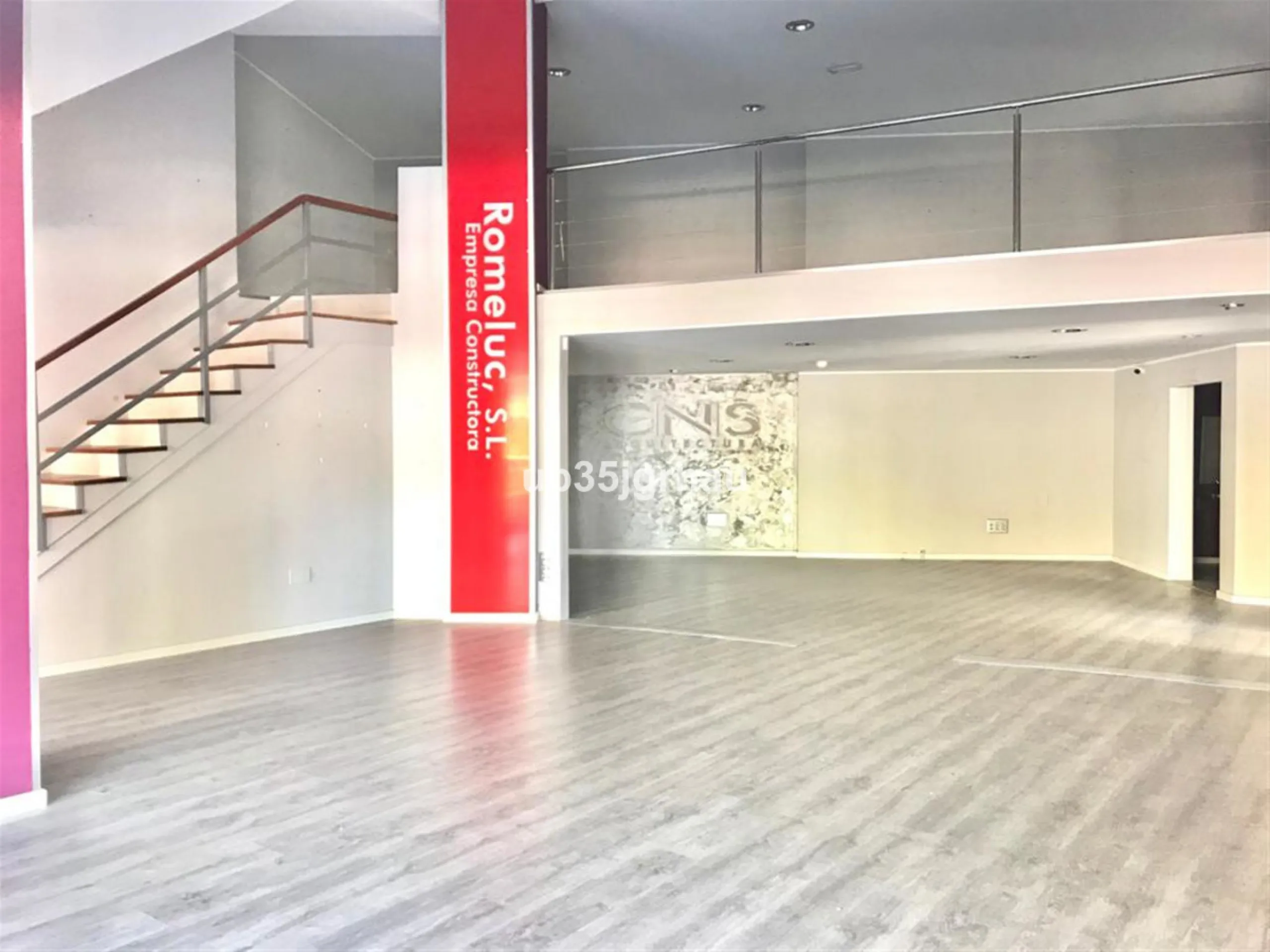 FANTASTIC LOCAL LOCATED IN THE BEST COMMERCIAL AREA.