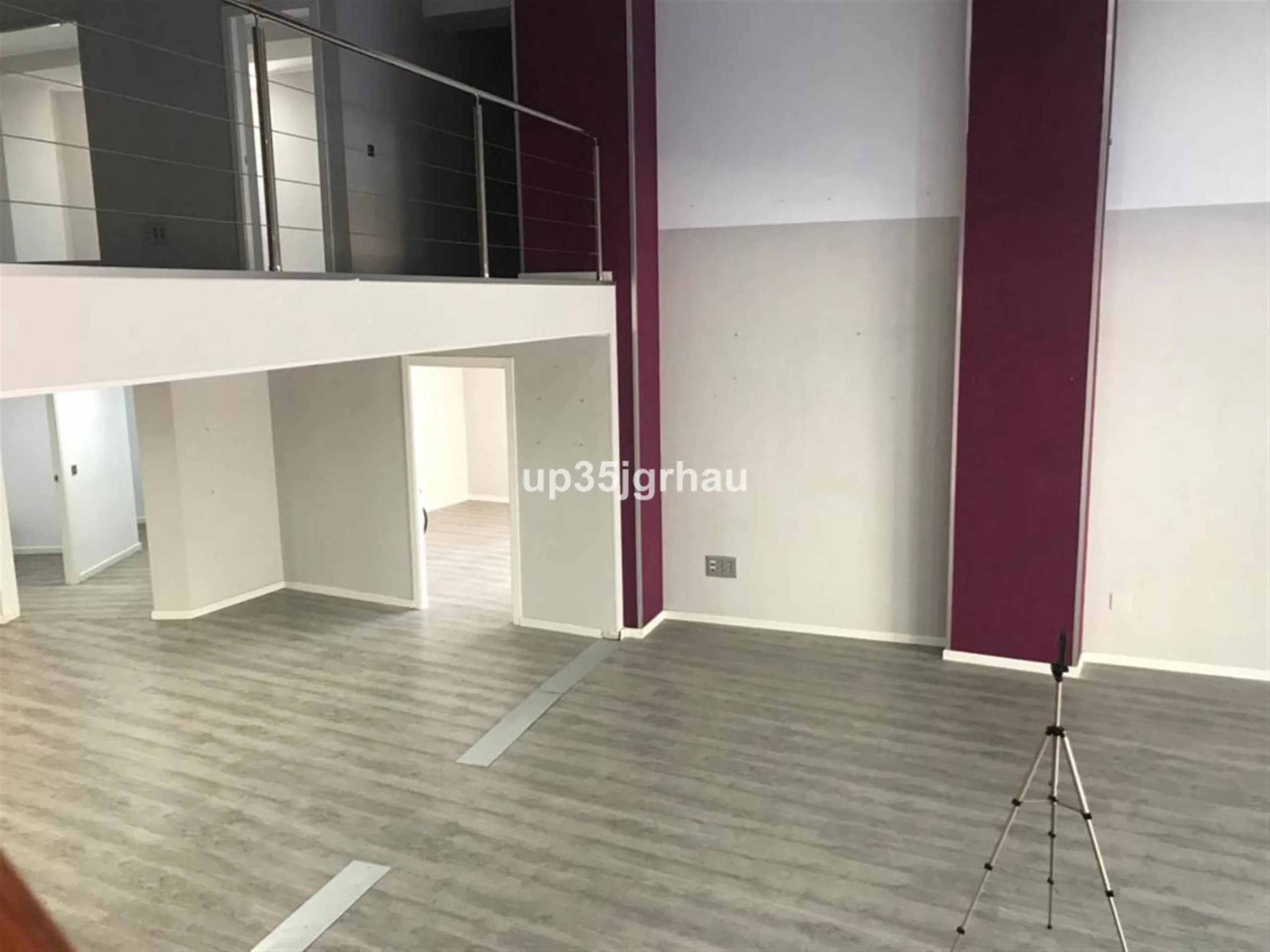 FANTASTIC LOCAL LOCATED IN THE BEST COMMERCIAL AREA.