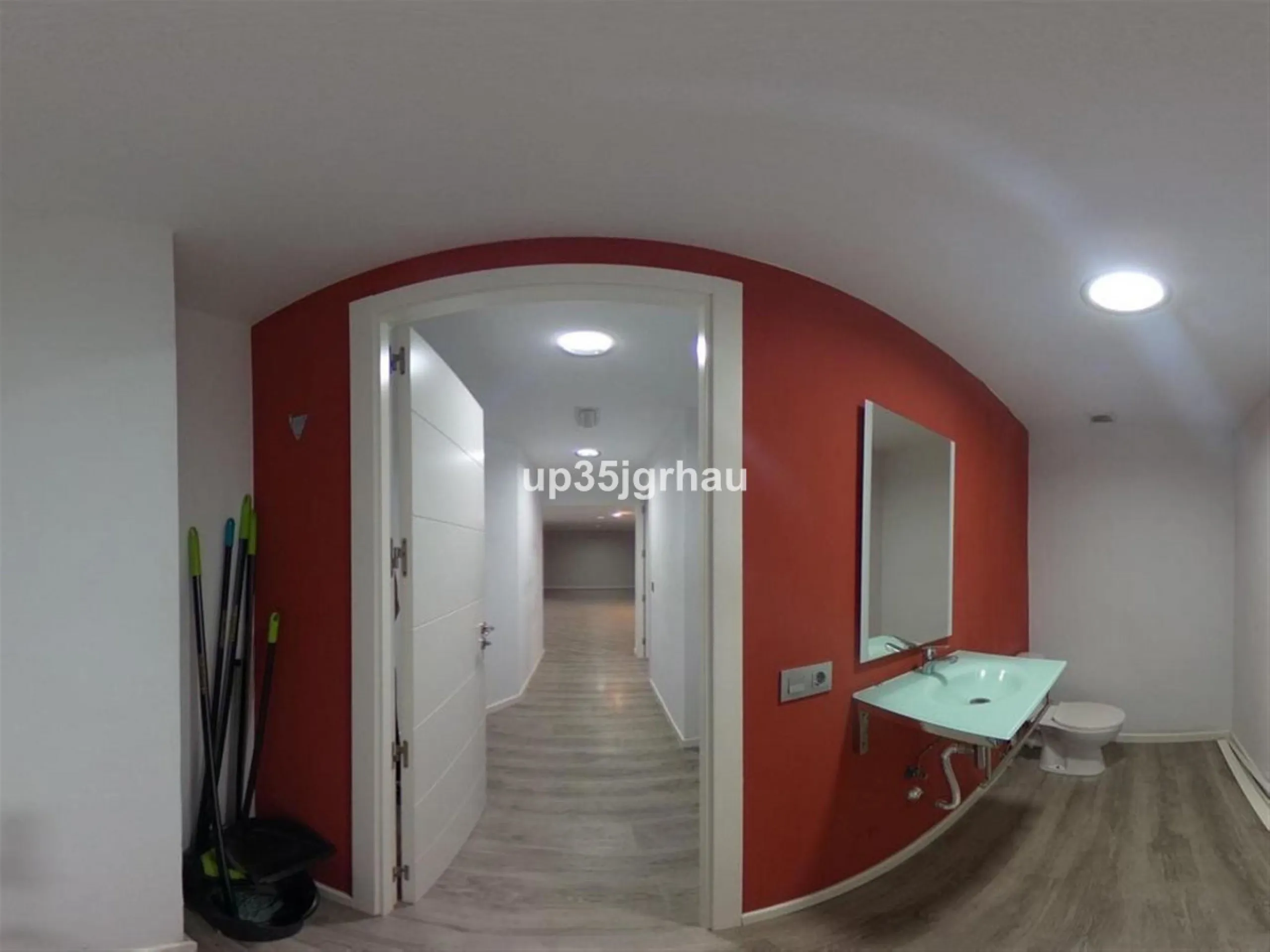 FANTASTIC LOCAL LOCATED IN THE BEST COMMERCIAL AREA.