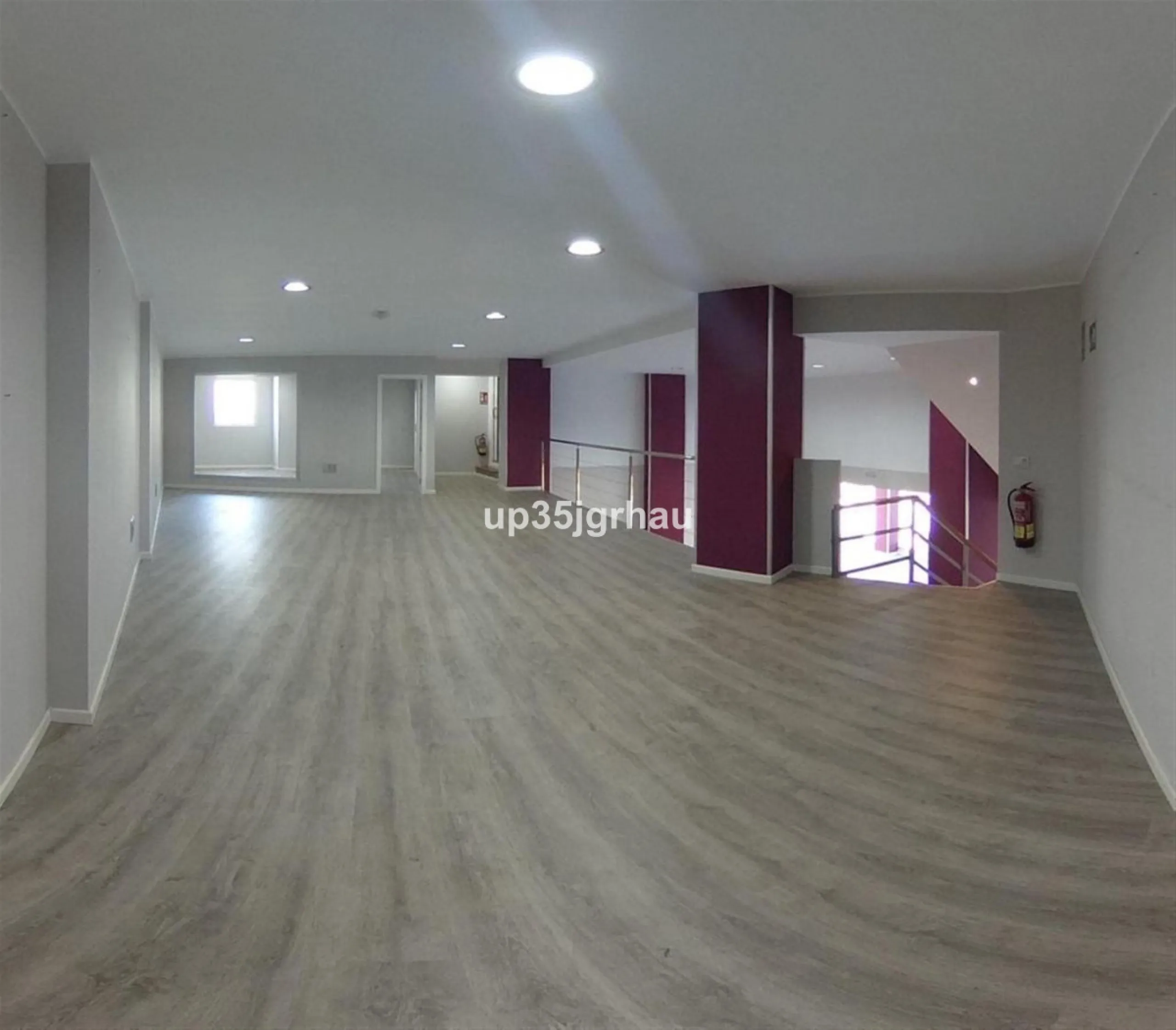 FANTASTIC LOCAL LOCATED IN THE BEST COMMERCIAL AREA.