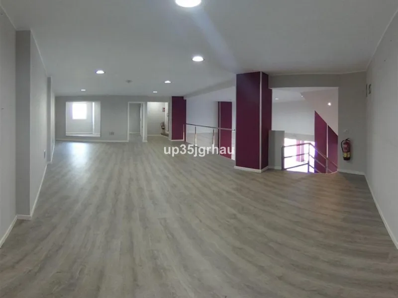 FANTASTIC LOCAL LOCATED IN THE BEST COMMERCIAL AREA.