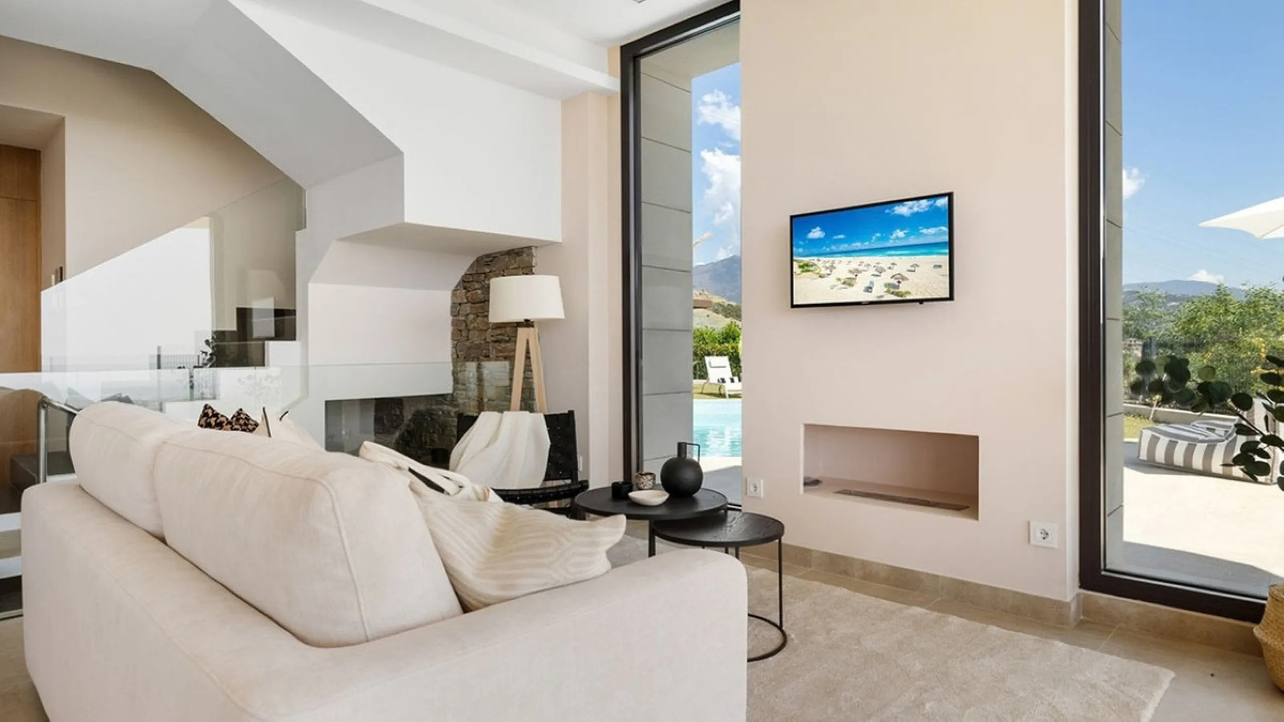 Contemporary villa with panoramic views of the Mediterranean and La Concha.