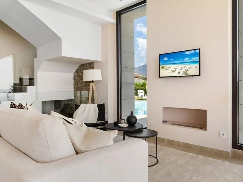 Contemporary villa with panoramic views of the Mediterranean and La Concha.