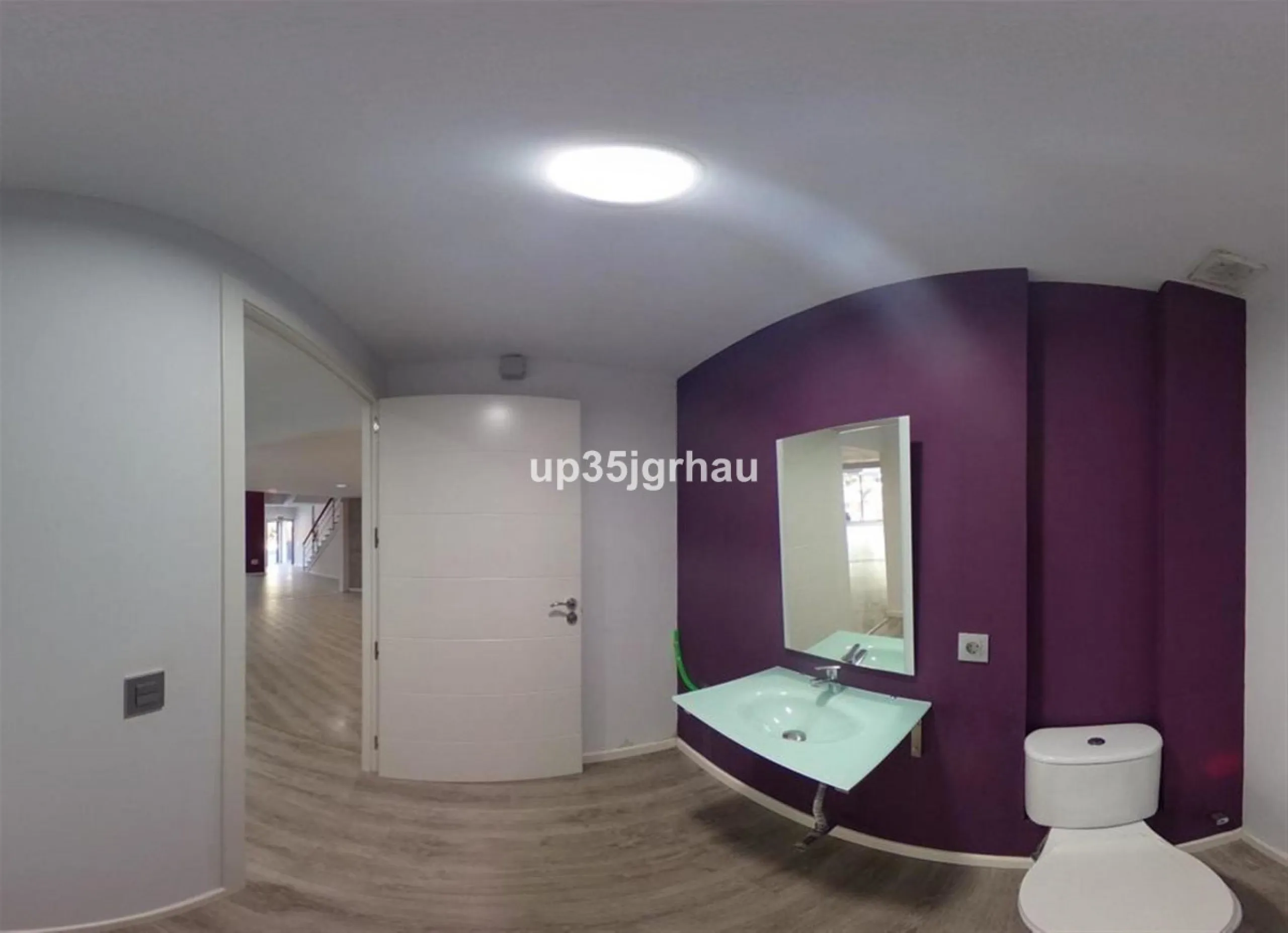 FANTASTIC LOCAL LOCATED IN THE BEST COMMERCIAL AREA.