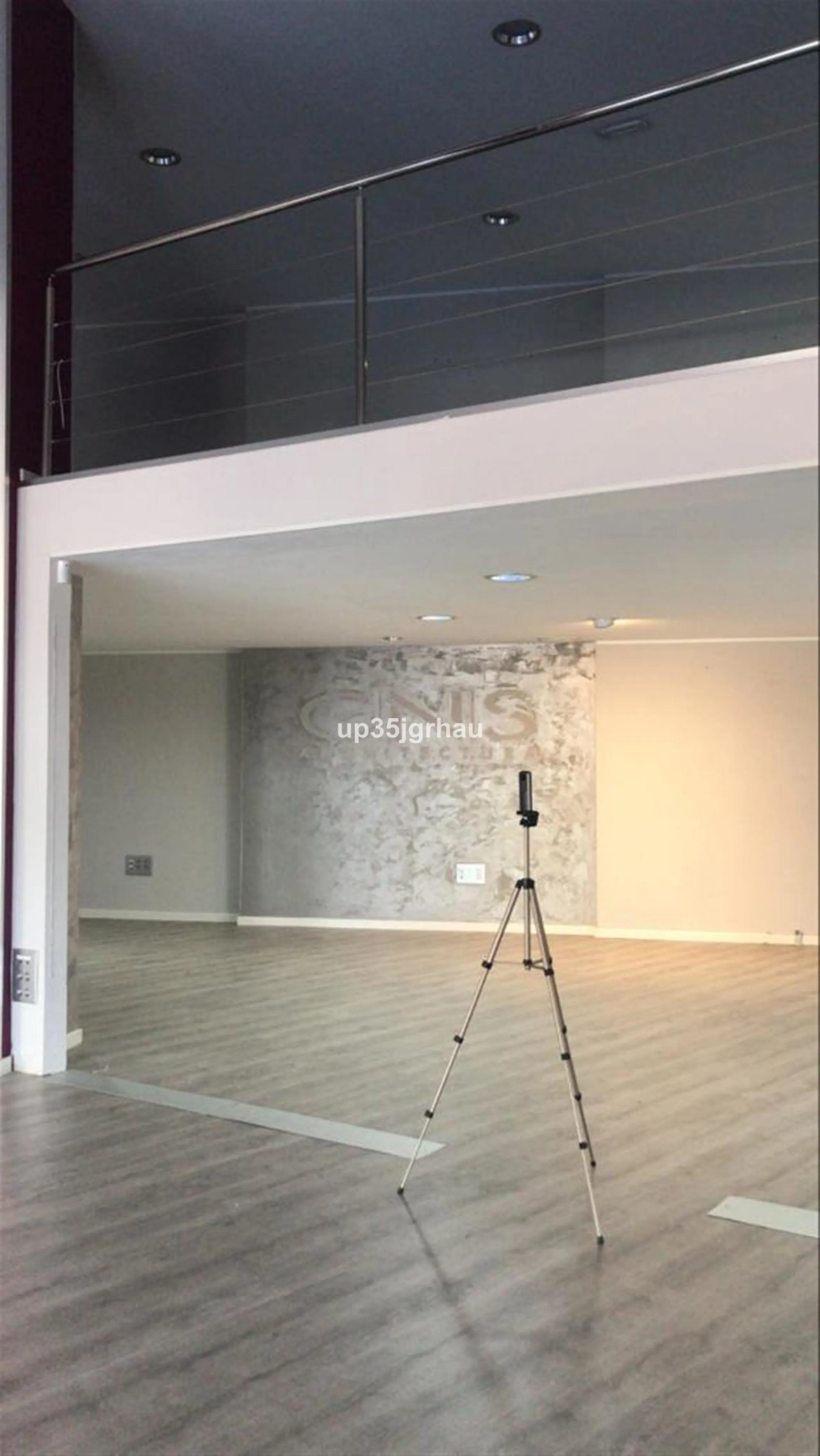 FANTASTIC LOCAL LOCATED IN THE BEST COMMERCIAL AREA.
