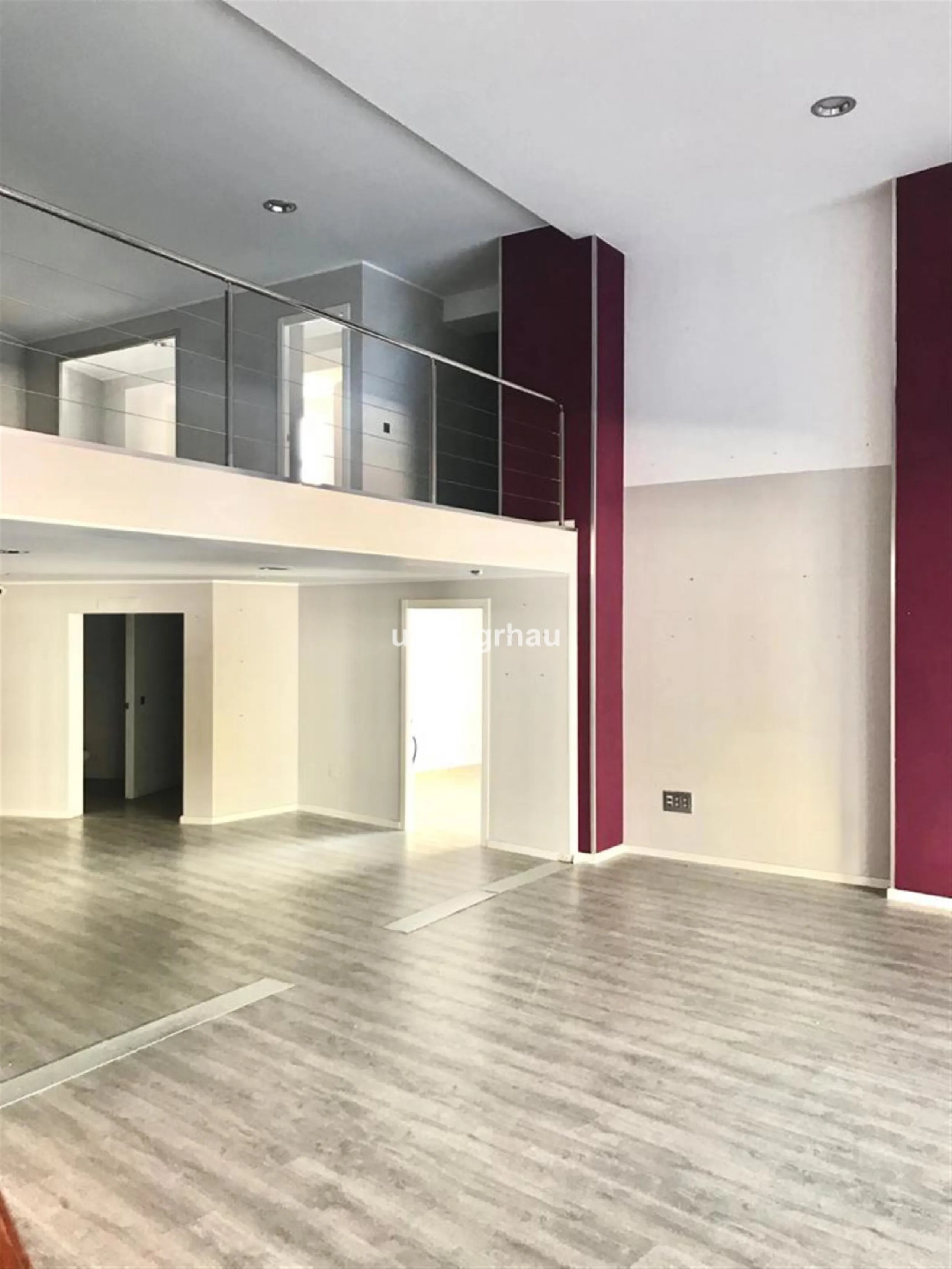 FANTASTIC LOCAL LOCATED IN THE BEST COMMERCIAL AREA.