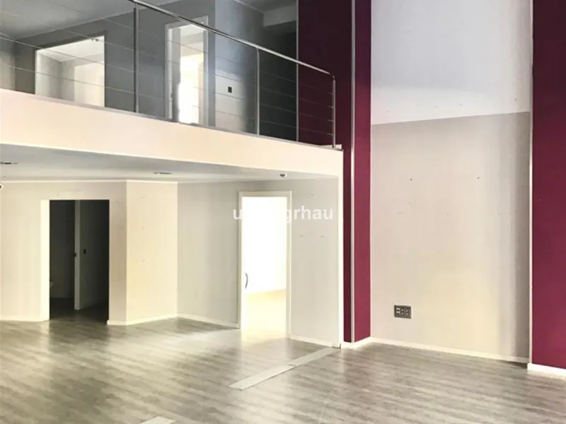 FANTASTIC LOCAL LOCATED IN THE BEST COMMERCIAL AREA.