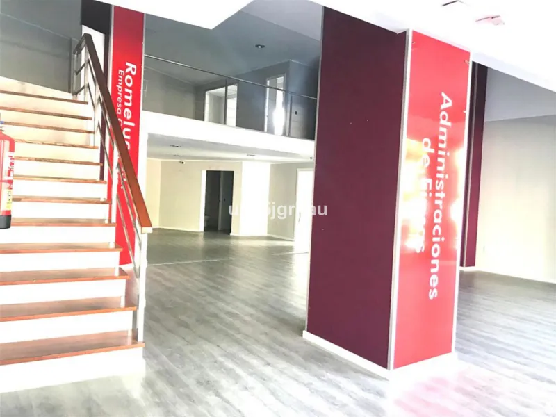 FANTASTIC LOCAL LOCATED IN THE BEST COMMERCIAL AREA.