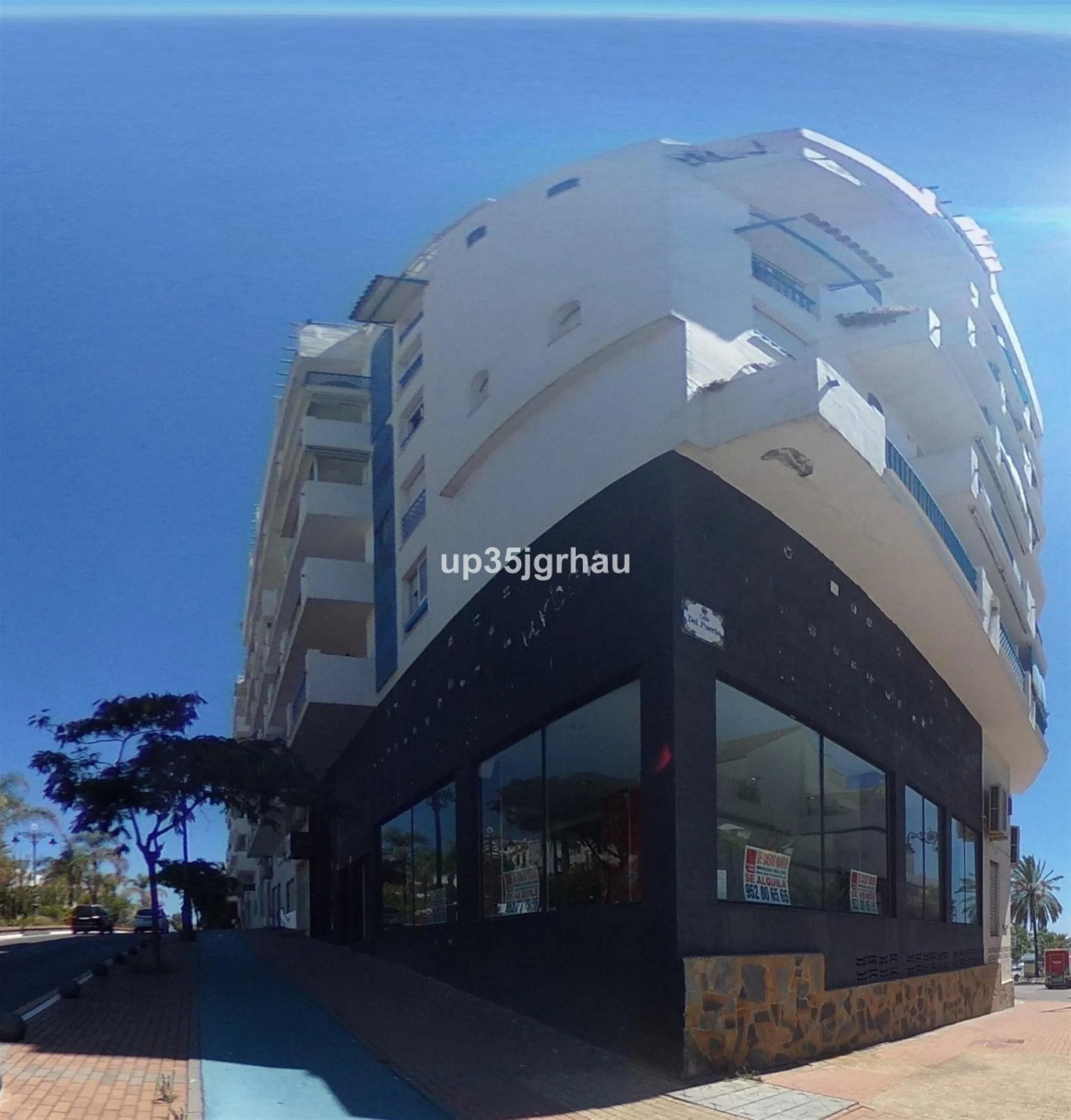 FANTASTIC LOCAL LOCATED IN THE BEST COMMERCIAL AREA.