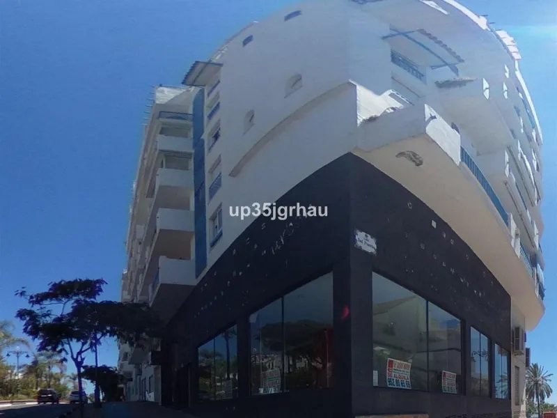 FANTASTIC LOCAL LOCATED IN THE BEST COMMERCIAL AREA.