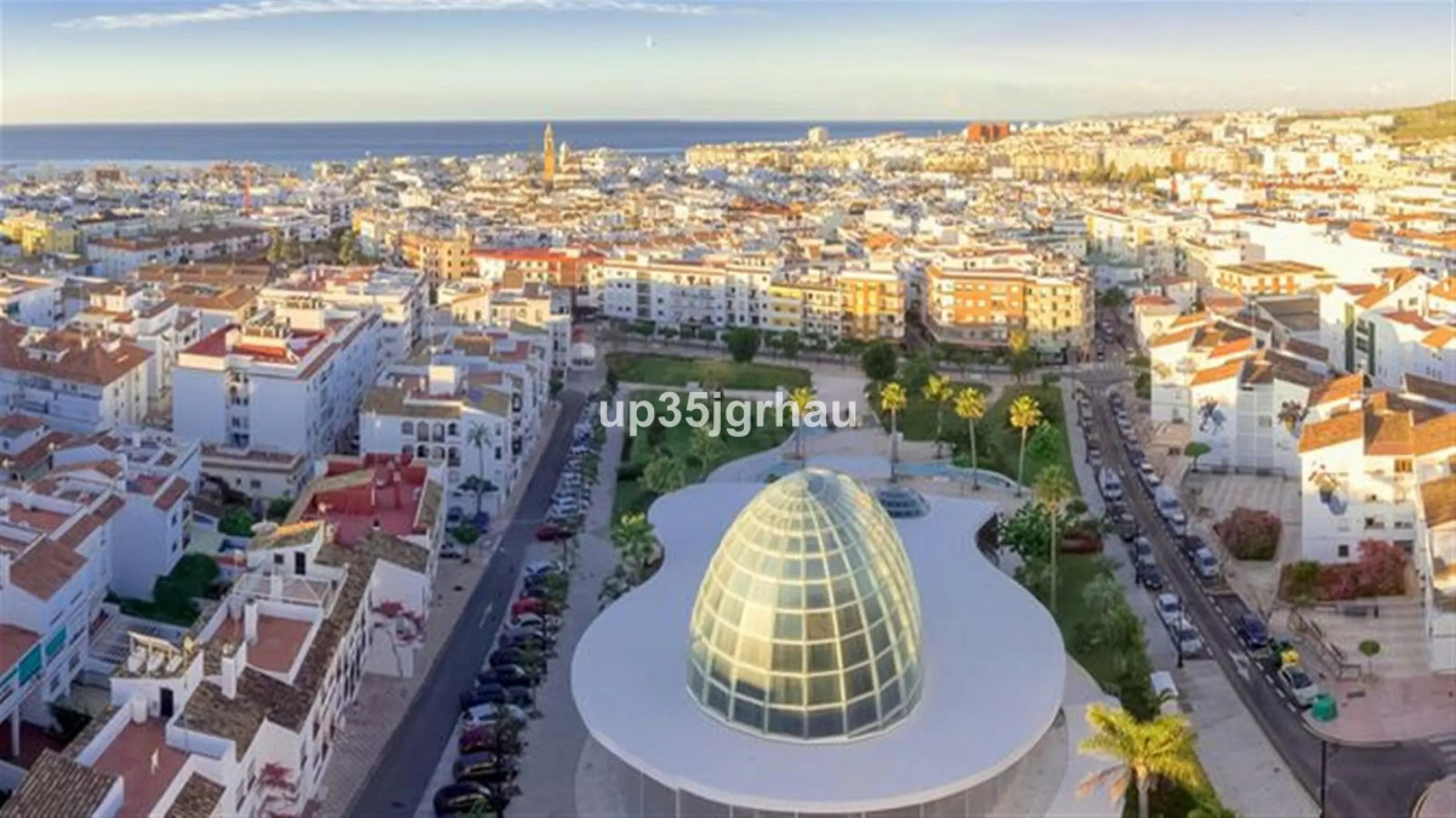 FANTASTIC LOCAL LOCATED IN THE BEST COMMERCIAL AREA.