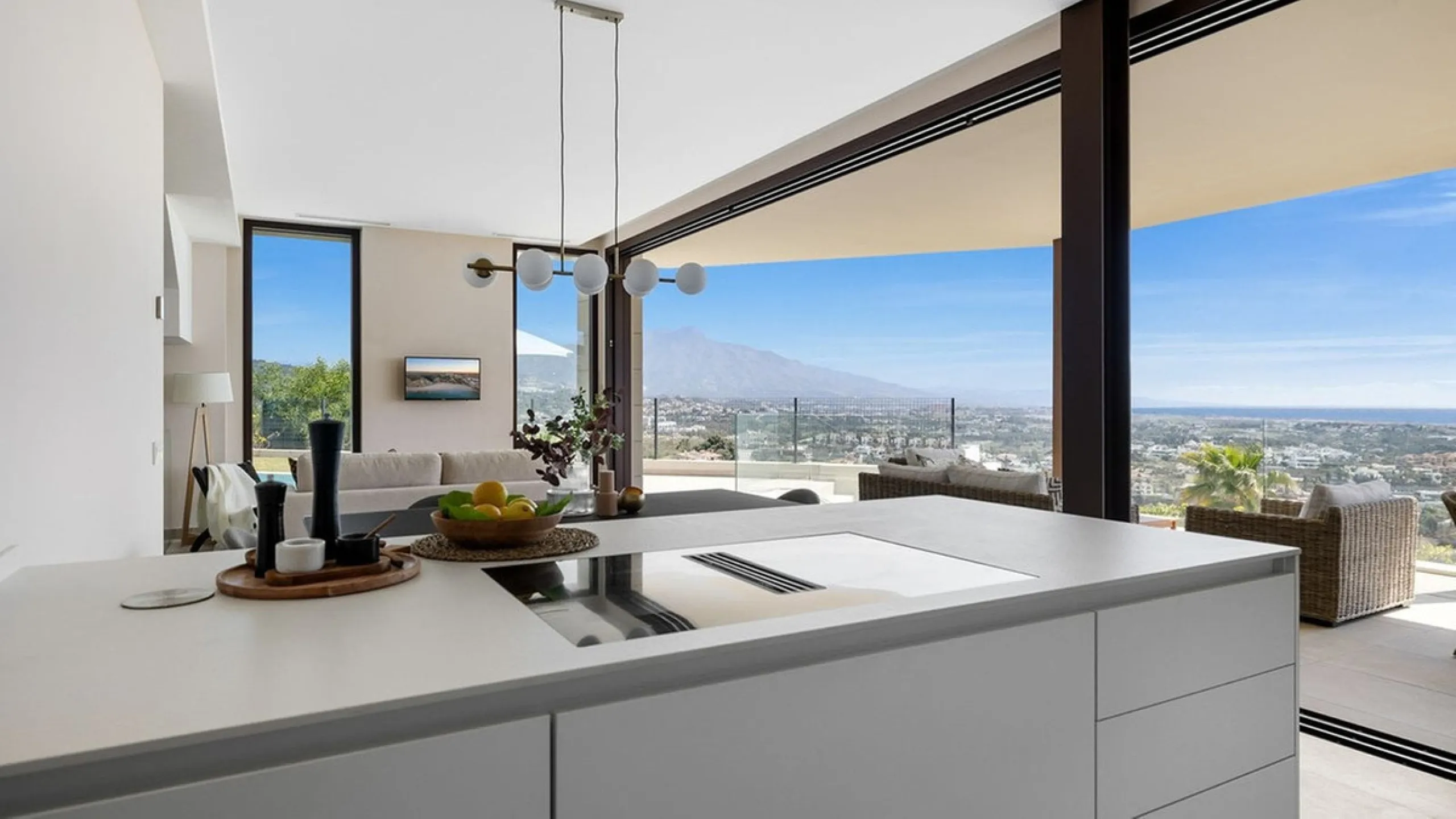 Contemporary villa with panoramic views of the Mediterranean and La Concha.