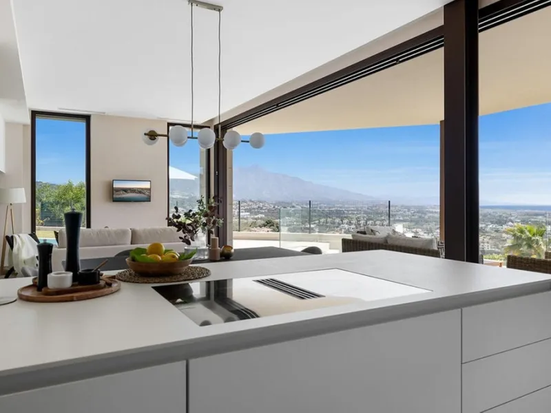 Contemporary villa with panoramic views of the Mediterranean and La Concha.