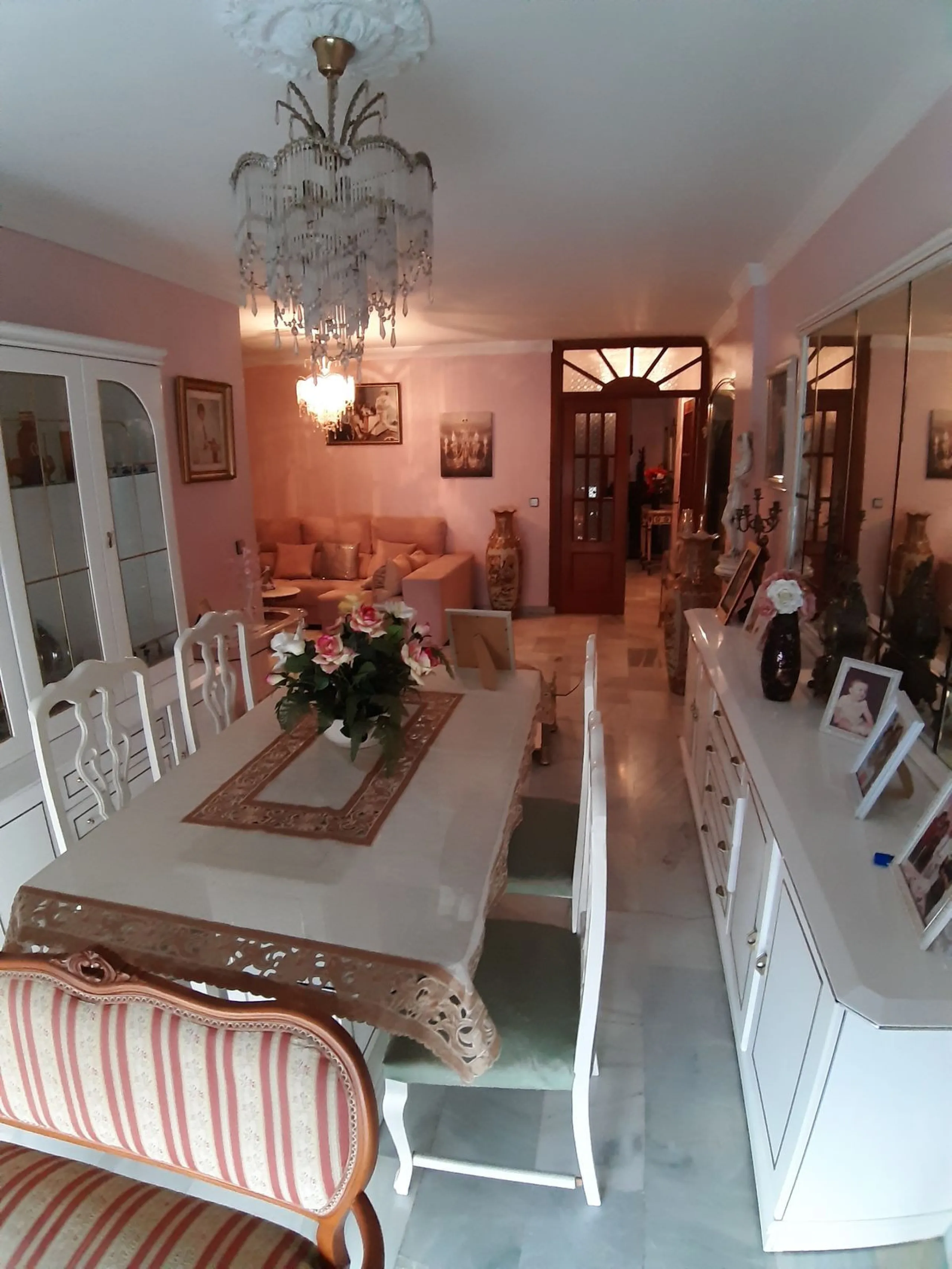 Very spacious house in Las Lagunas in perfect condition, ready to move into.