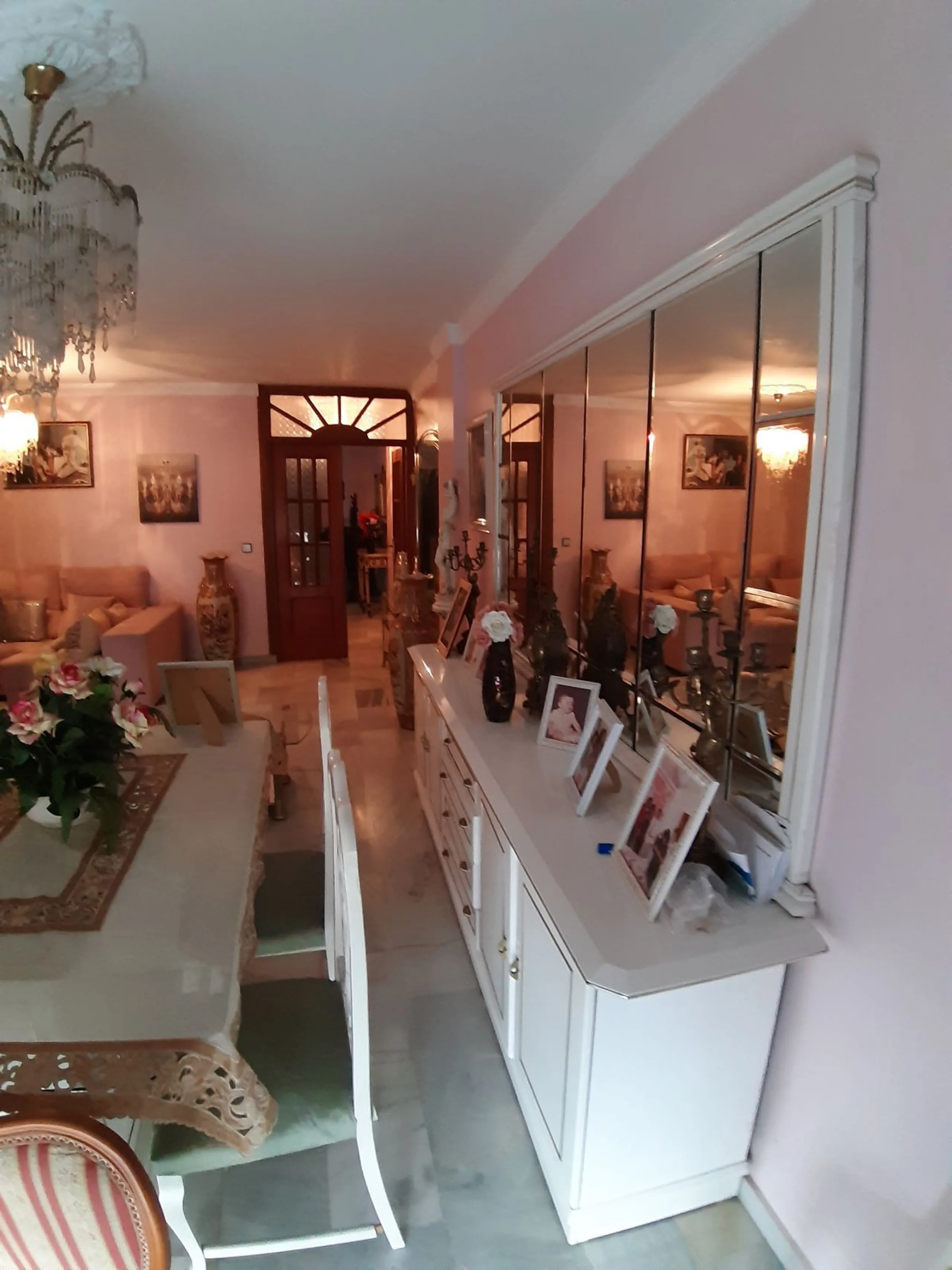 Very spacious house in Las Lagunas in perfect condition, ready to move into.