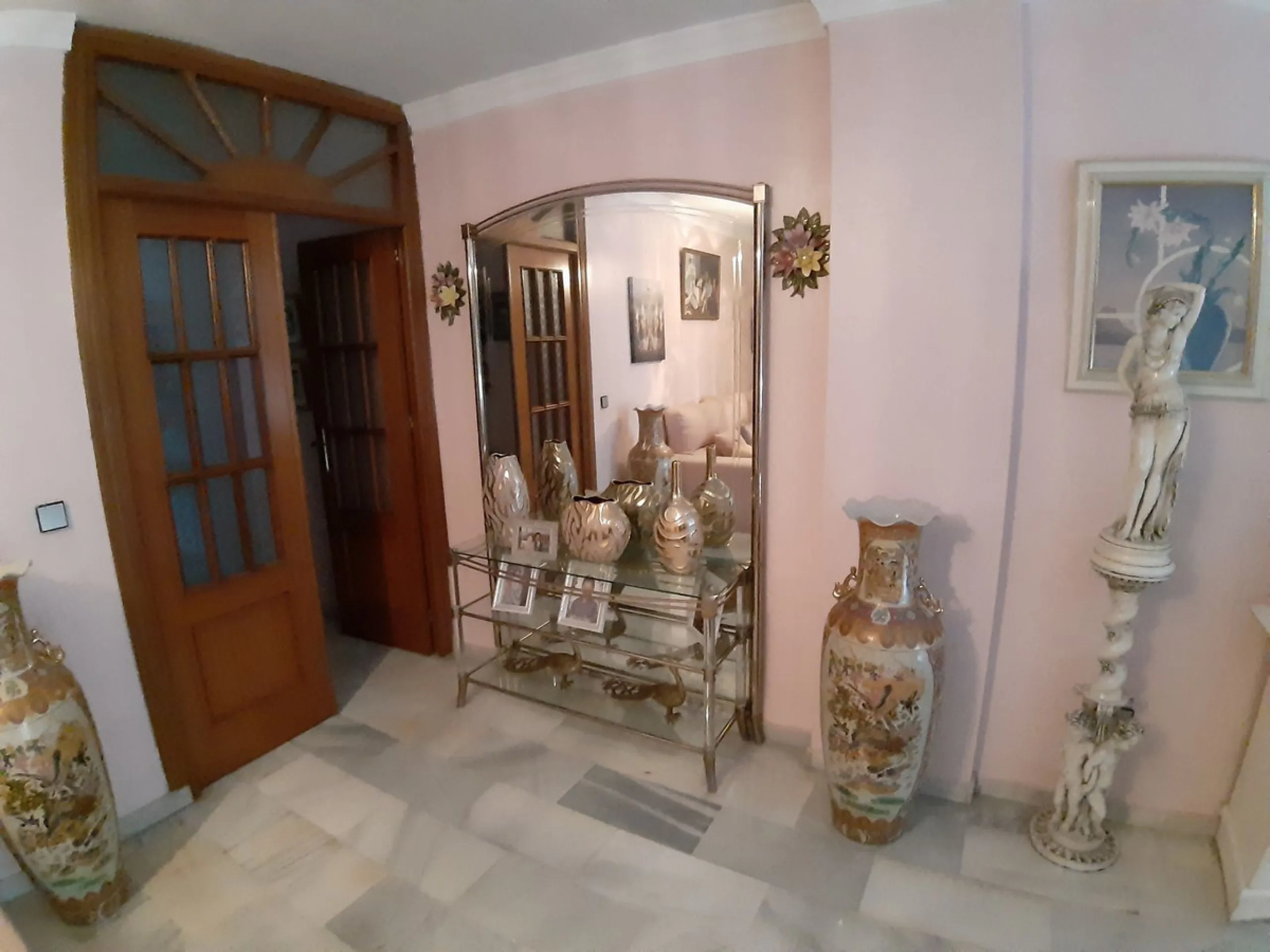 Very spacious house in Las Lagunas in perfect condition, ready to move into.