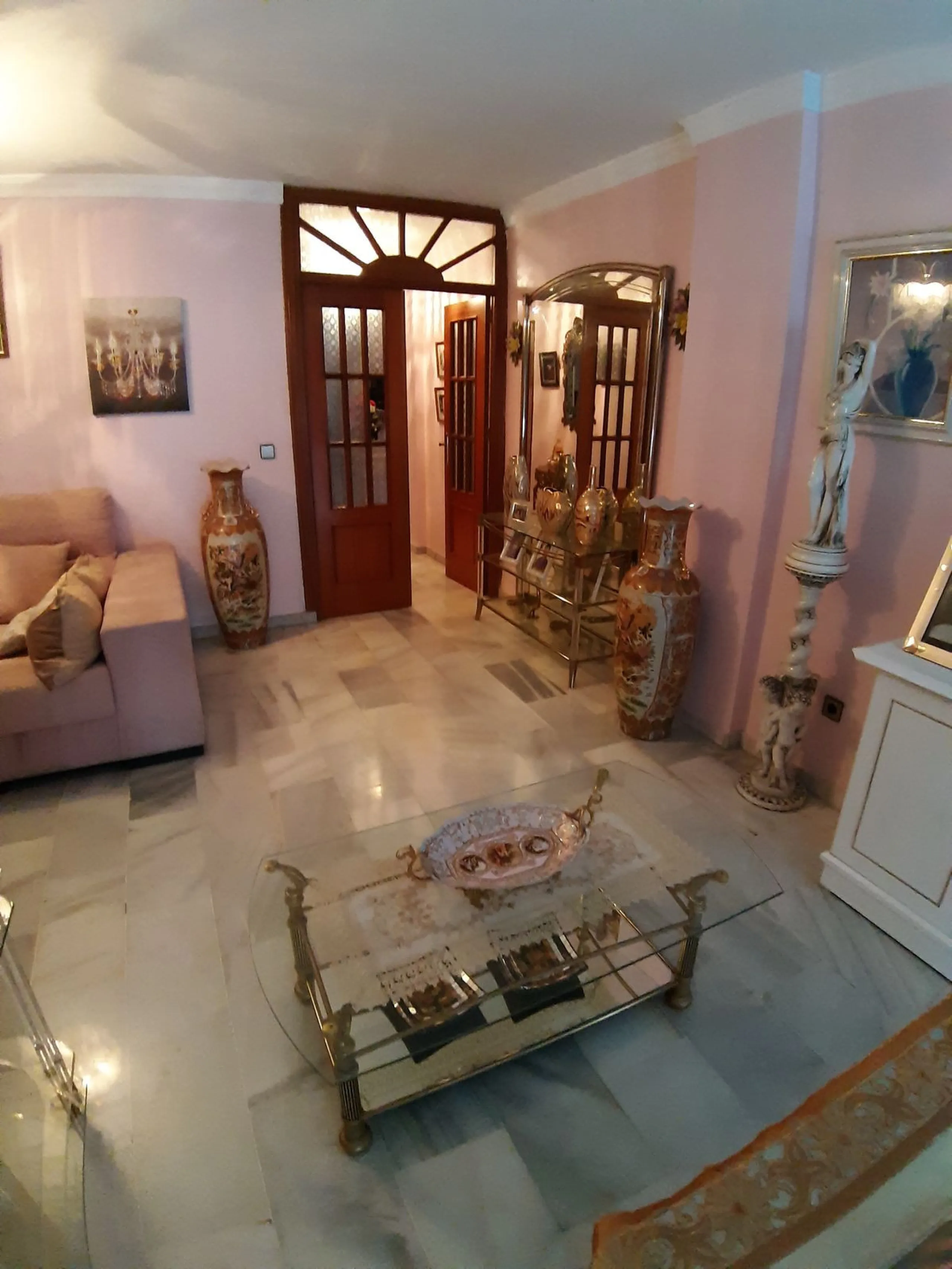 Very spacious house in Las Lagunas in perfect condition, ready to move into.