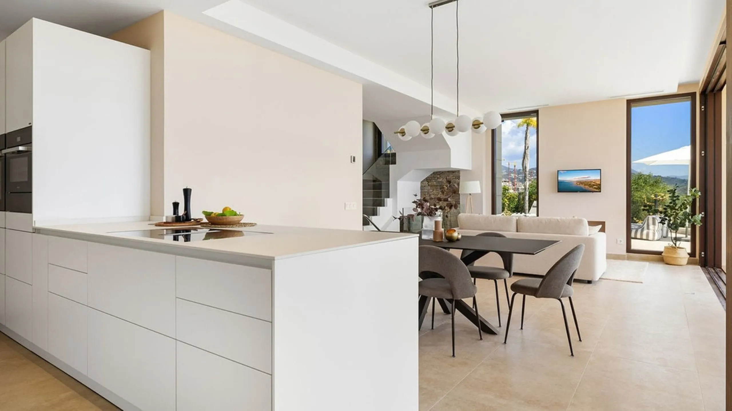 Contemporary villa with panoramic views of the Mediterranean and La Concha.