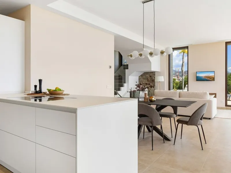 Contemporary villa with panoramic views of the Mediterranean and La Concha.
