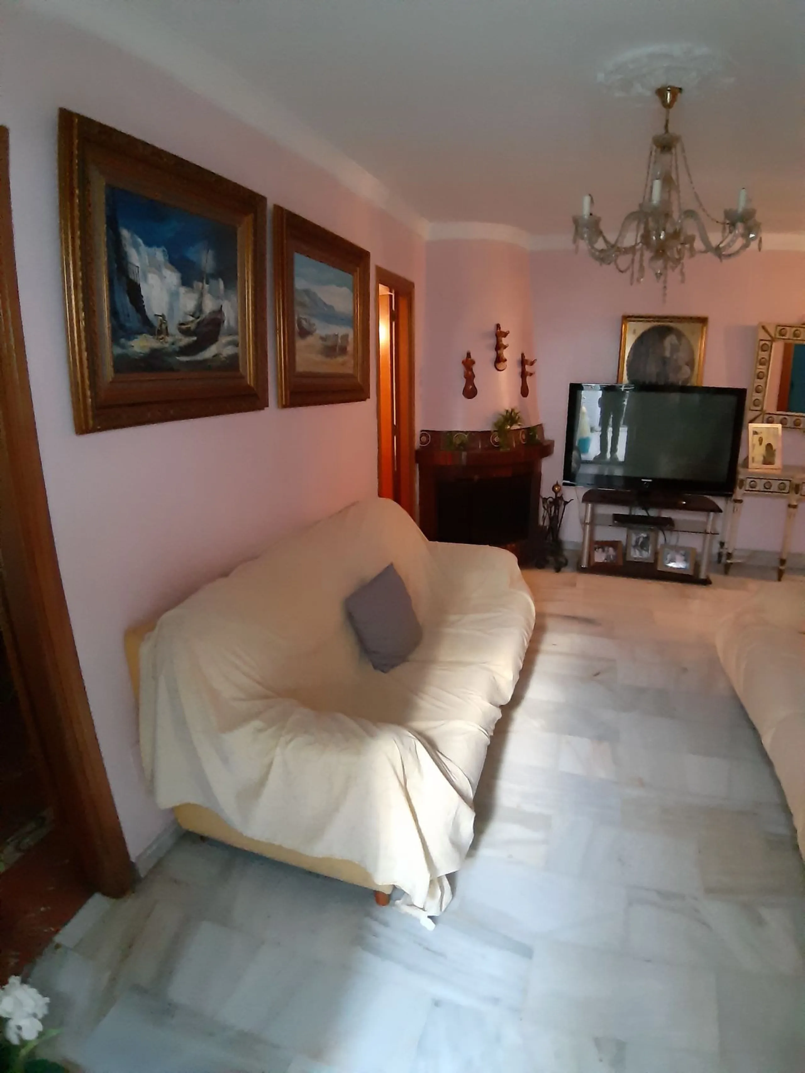 Very spacious house in Las Lagunas in perfect condition, ready to move into.