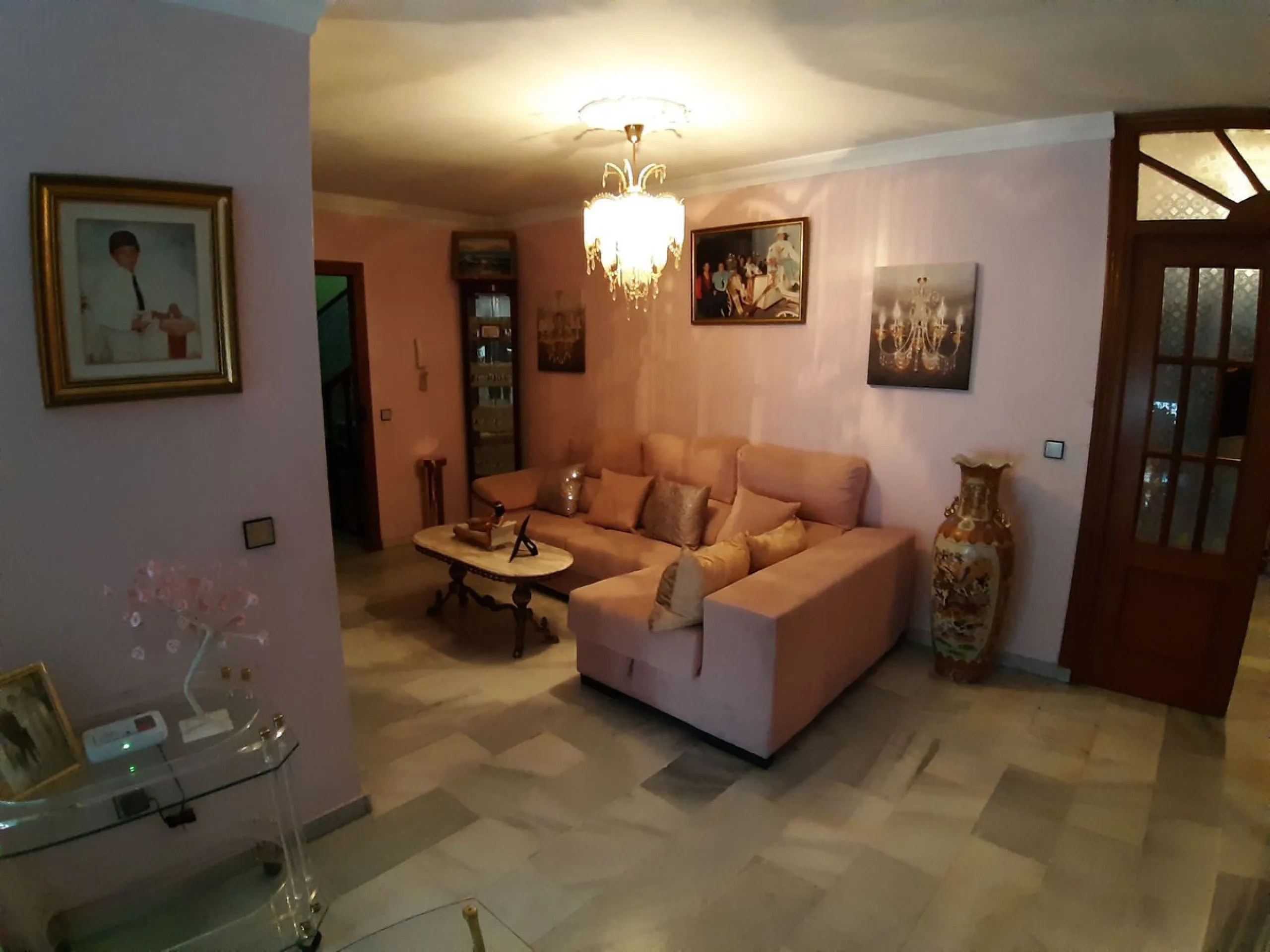 Very spacious house in Las Lagunas in perfect condition, ready to move into.