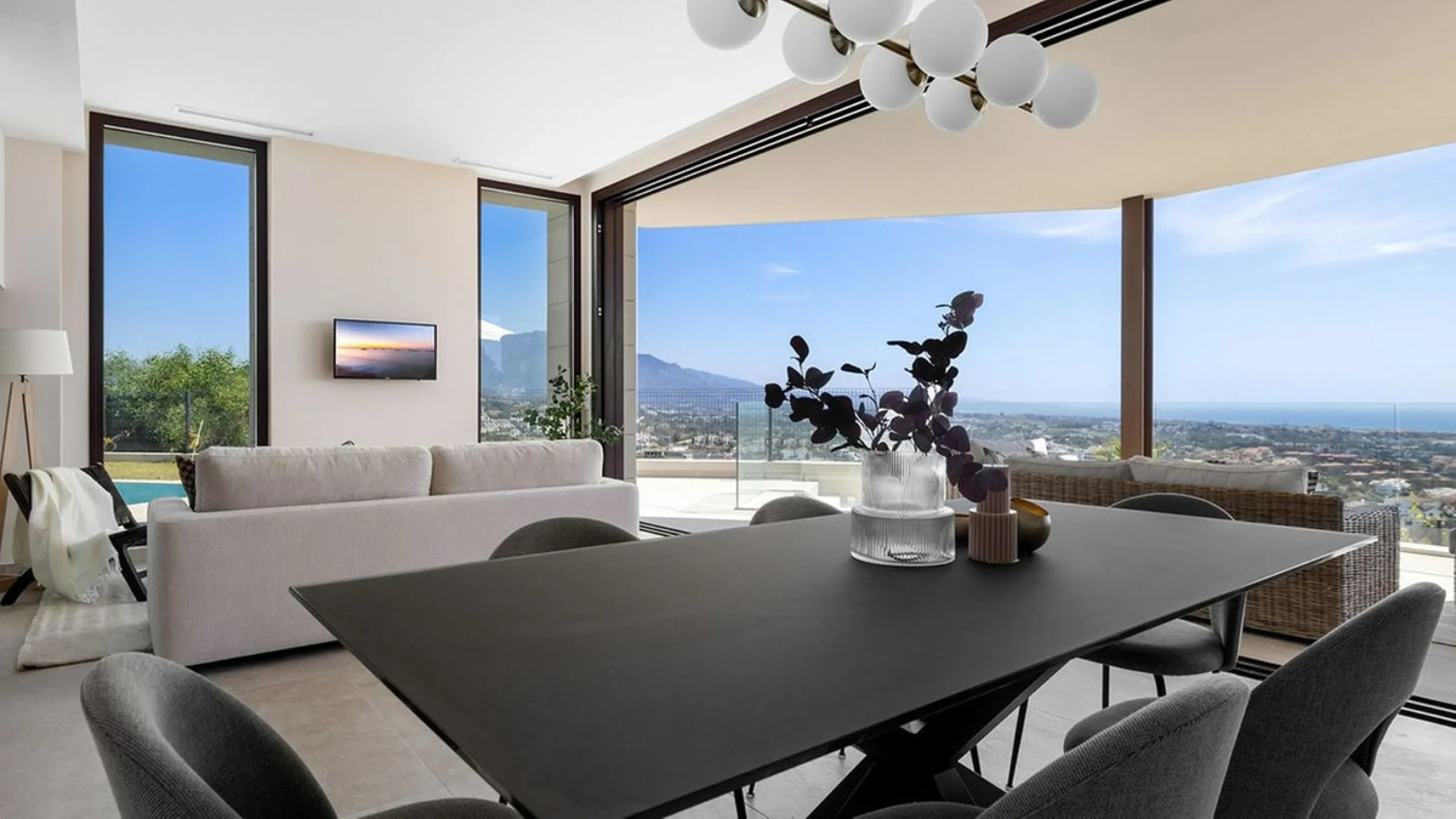 Contemporary villa with panoramic views of the Mediterranean and La Concha.