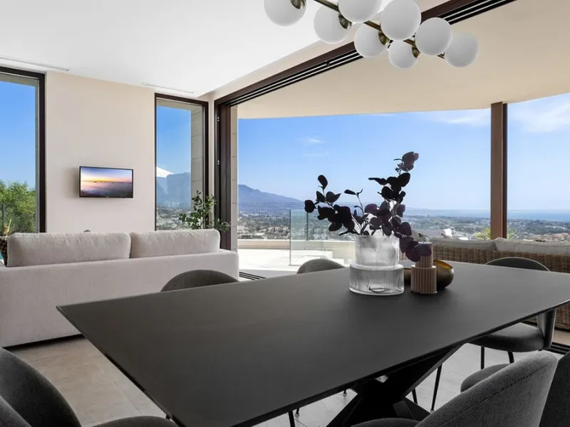 Contemporary villa with panoramic views of the Mediterranean and La Concha.