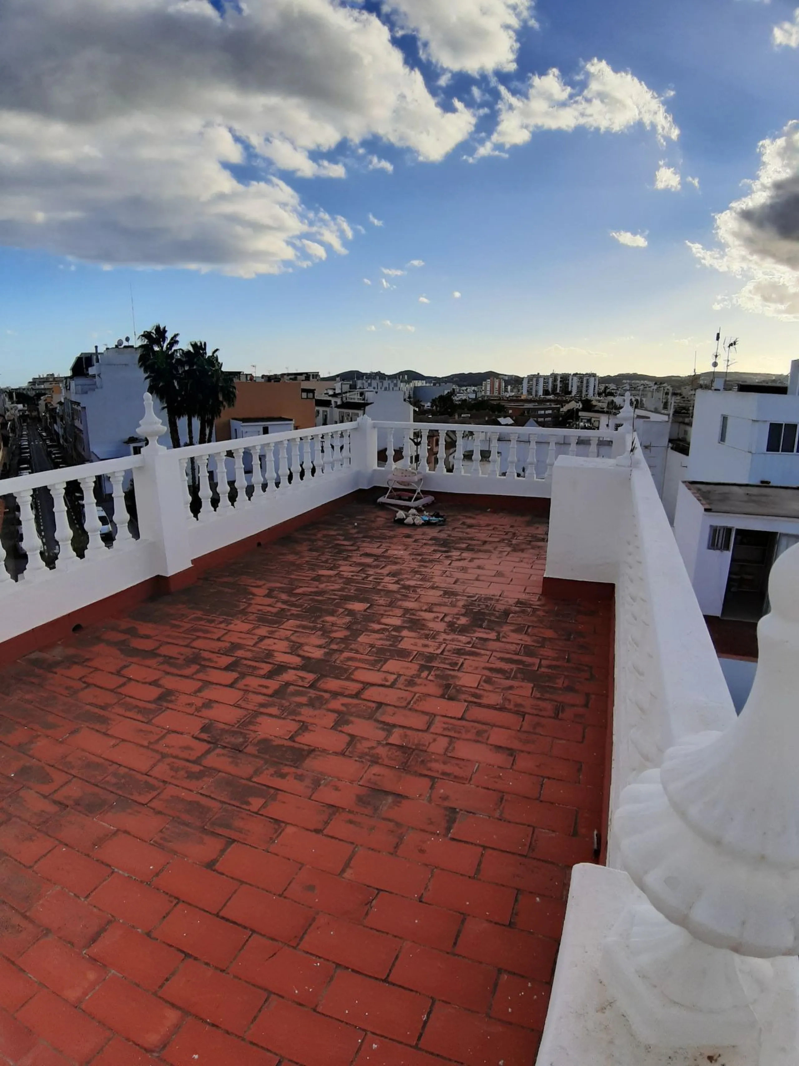 Very spacious house in Las Lagunas in perfect condition, ready to move into.
