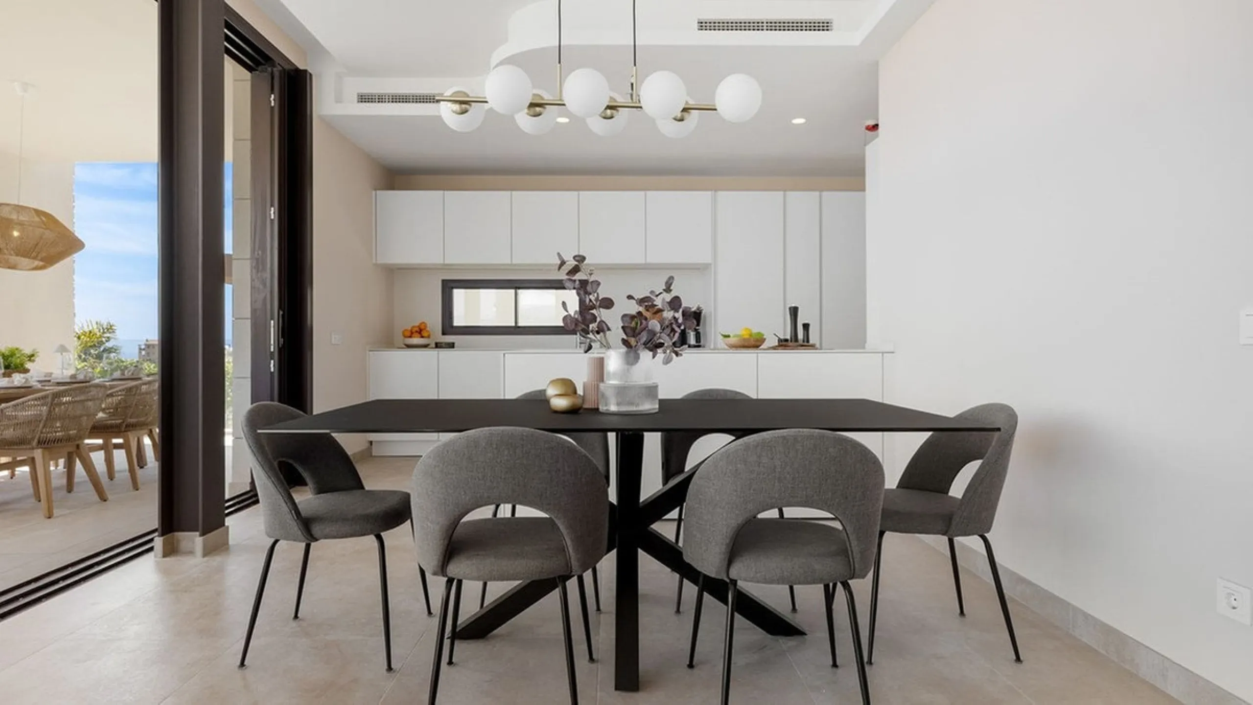 Contemporary villa with panoramic views of the Mediterranean and La Concha.