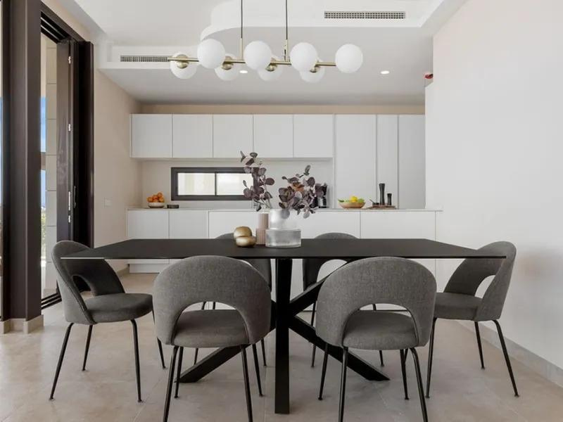 Contemporary villa with panoramic views of the Mediterranean and La Concha.