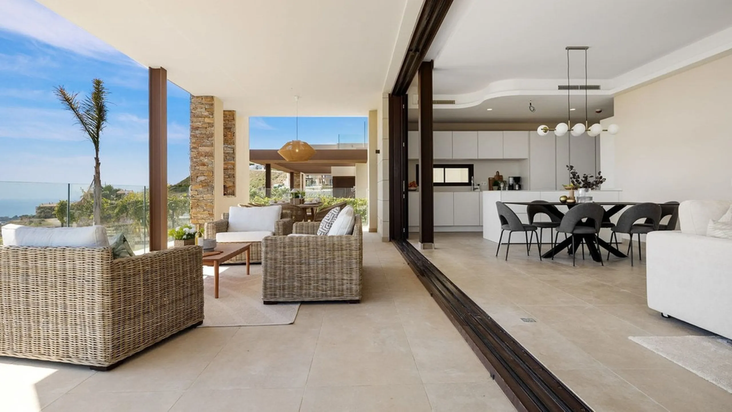 Contemporary villa with panoramic views of the Mediterranean and La Concha.